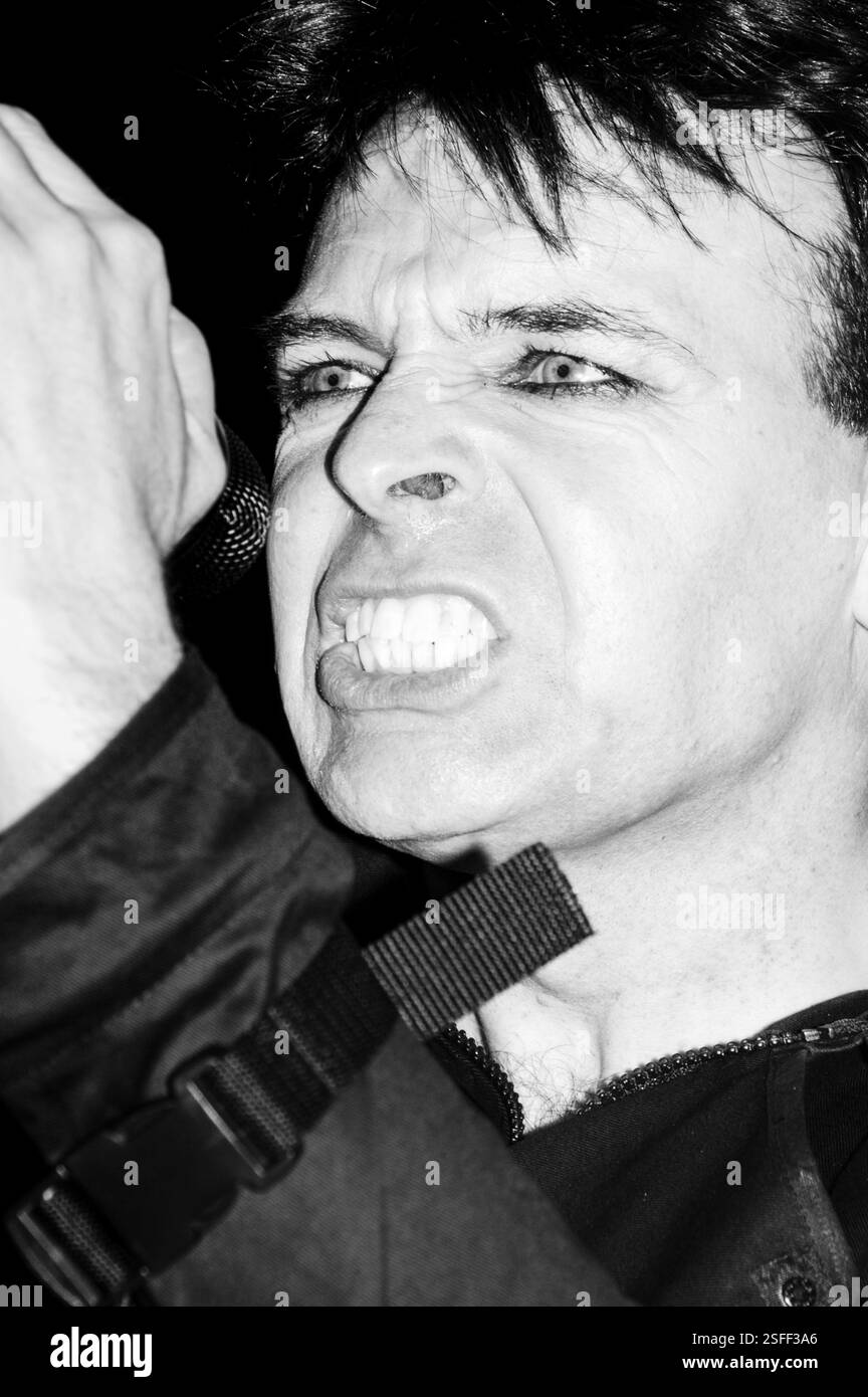 GARY NUMAN, CONCERT, 2004: Gary Numan, leggenda della musica, che suona al Barfly Club di Cardiff, Galles, Regno Unito il 4 marzo 2000. Foto: Rob Watkins. INFORMAZIONI: Gary Numan, nato nel 1958, è un pioniere musicista inglese. Emergendo alla fine degli anni '70, il suo suono elettronico e industriale, epitomizzato in successi come 'Cars' e album come 'The Pleasure Principle', influenzò i generi New Wave e synth-pop, lasciando un impatto duraturo sul panorama musicale. Foto Stock
