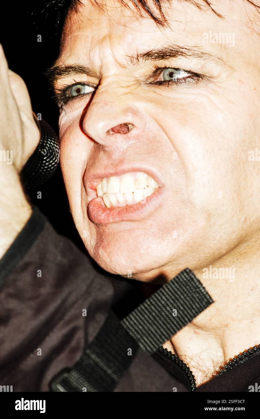 GARY NUMAN, CONCERT, 2004: Gary Numan, leggenda della musica, che suona al Barfly Club di Cardiff, Galles, Regno Unito il 4 marzo 2000. Foto: Rob Watkins. INFORMAZIONI: Gary Numan, nato nel 1958, è un pioniere musicista inglese. Emergendo alla fine degli anni '70, il suo suono elettronico e industriale, epitomizzato in successi come 'Cars' e album come 'The Pleasure Principle', influenzò i generi New Wave e synth-pop, lasciando un impatto duraturo sul panorama musicale. Foto Stock