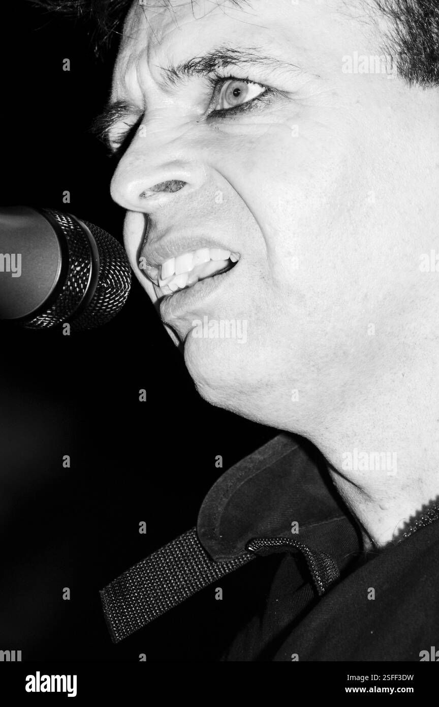 GARY NUMAN, CONCERT, 2004: Gary Numan, leggenda della musica, che suona al Barfly Club di Cardiff, Galles, Regno Unito il 4 marzo 2000. Foto: Rob Watkins. INFORMAZIONI: Gary Numan, nato nel 1958, è un pioniere musicista inglese. Emergendo alla fine degli anni '70, il suo suono elettronico e industriale, epitomizzato in successi come 'Cars' e album come 'The Pleasure Principle', influenzò i generi New Wave e synth-pop, lasciando un impatto duraturo sul panorama musicale. Foto Stock