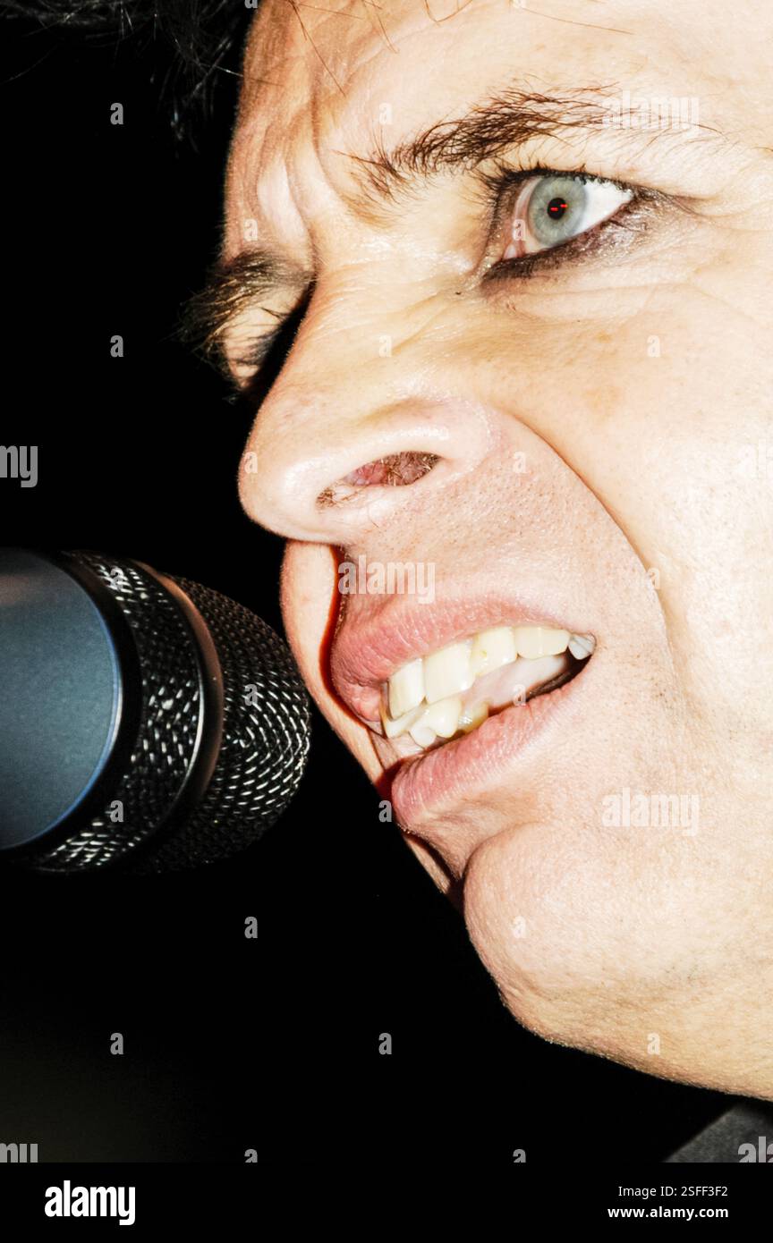 GARY NUMAN, CONCERT, 2004: Gary Numan, leggenda della musica, che suona al Barfly Club di Cardiff, Galles, Regno Unito il 4 marzo 2000. Foto: Rob Watkins. INFORMAZIONI: Gary Numan, nato nel 1958, è un pioniere musicista inglese. Emergendo alla fine degli anni '70, il suo suono elettronico e industriale, epitomizzato in successi come 'Cars' e album come 'The Pleasure Principle', influenzò i generi New Wave e synth-pop, lasciando un impatto duraturo sul panorama musicale. Foto Stock