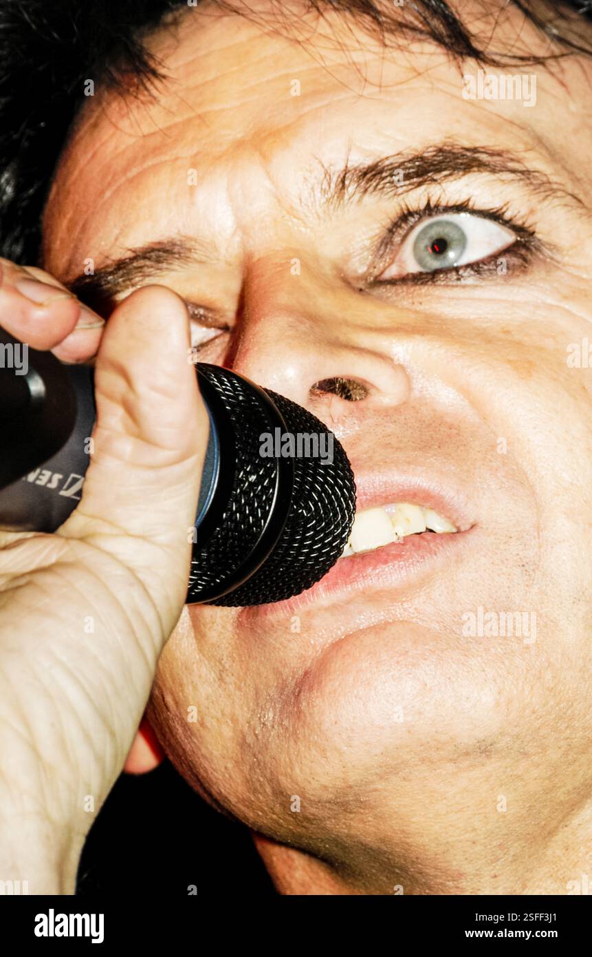 GARY NUMAN, CONCERT, 2004: Gary Numan, leggenda della musica, che suona al Barfly Club di Cardiff, Galles, Regno Unito il 4 marzo 2000. Foto: Rob Watkins. INFORMAZIONI: Gary Numan, nato nel 1958, è un pioniere musicista inglese. Emergendo alla fine degli anni '70, il suo suono elettronico e industriale, epitomizzato in successi come 'Cars' e album come 'The Pleasure Principle', influenzò i generi New Wave e synth-pop, lasciando un impatto duraturo sul panorama musicale. Foto Stock