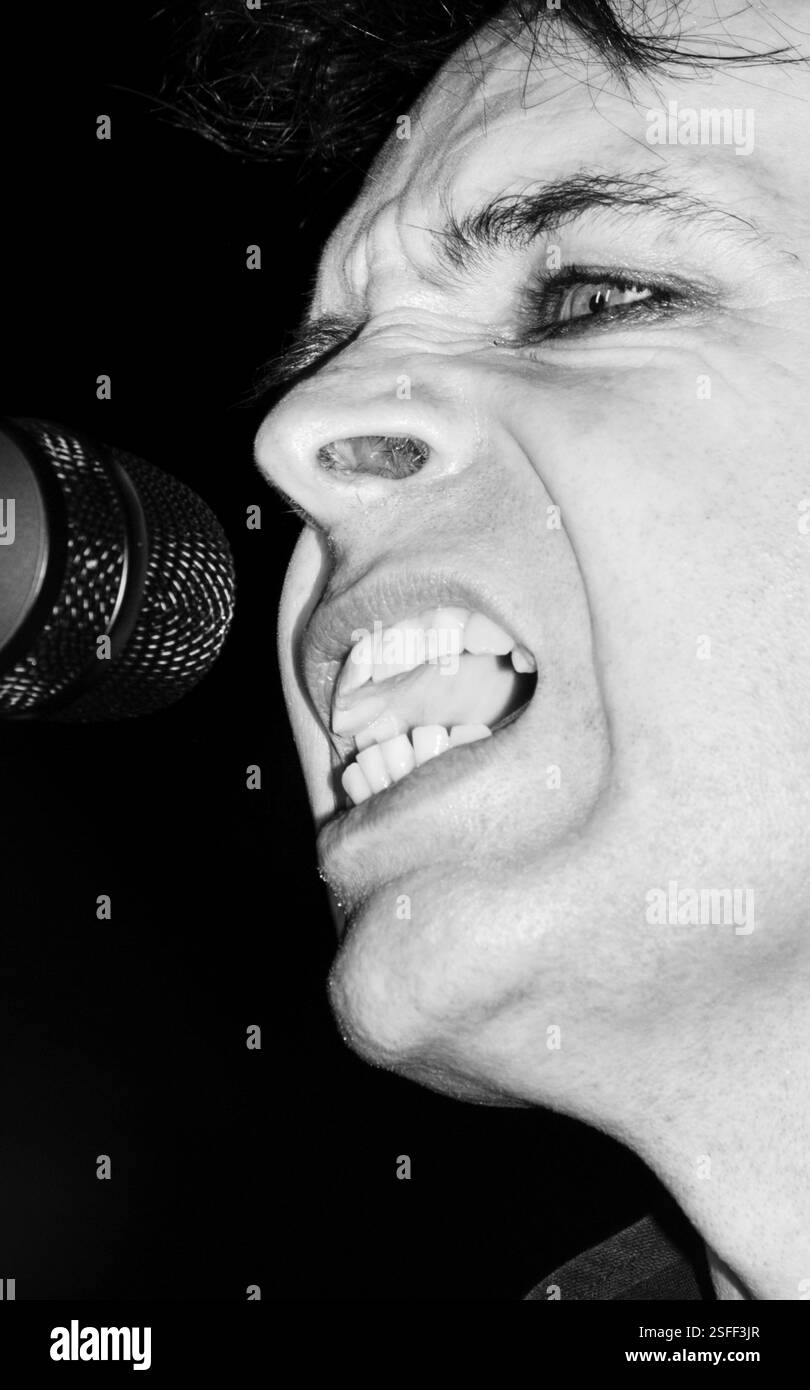 GARY NUMAN, CONCERT, 2004: Gary Numan, leggenda della musica, che suona al Barfly Club di Cardiff, Galles, Regno Unito il 4 marzo 2000. Foto: Rob Watkins. INFORMAZIONI: Gary Numan, nato nel 1958, è un pioniere musicista inglese. Emergendo alla fine degli anni '70, il suo suono elettronico e industriale, epitomizzato in successi come 'Cars' e album come 'The Pleasure Principle', influenzò i generi New Wave e synth-pop, lasciando un impatto duraturo sul panorama musicale. Foto Stock