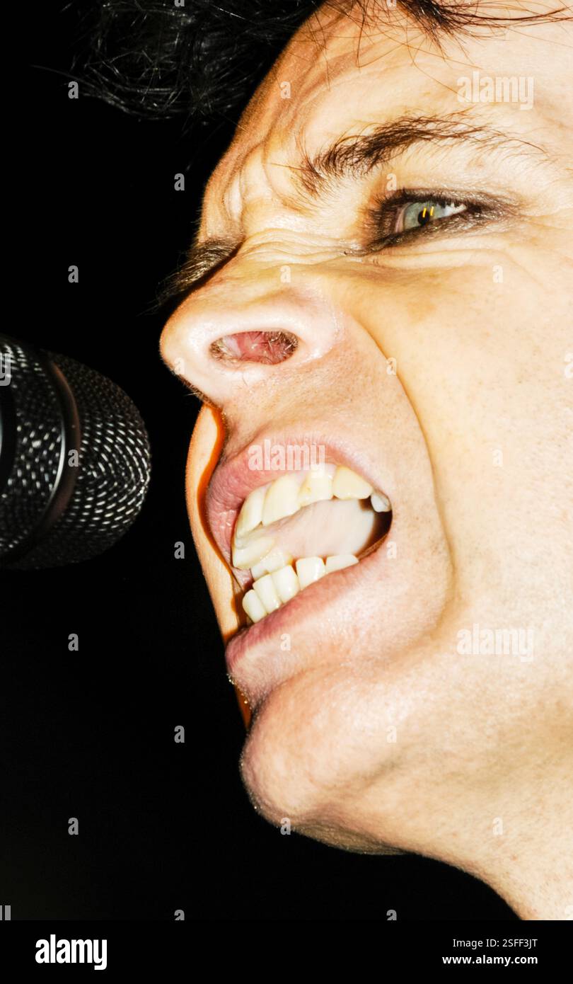 GARY NUMAN, CONCERT, 2004: Gary Numan, leggenda della musica, che suona al Barfly Club di Cardiff, Galles, Regno Unito il 4 marzo 2000. Foto: Rob Watkins. INFORMAZIONI: Gary Numan, nato nel 1958, è un pioniere musicista inglese. Emergendo alla fine degli anni '70, il suo suono elettronico e industriale, epitomizzato in successi come 'Cars' e album come 'The Pleasure Principle', influenzò i generi New Wave e synth-pop, lasciando un impatto duraturo sul panorama musicale. Foto Stock