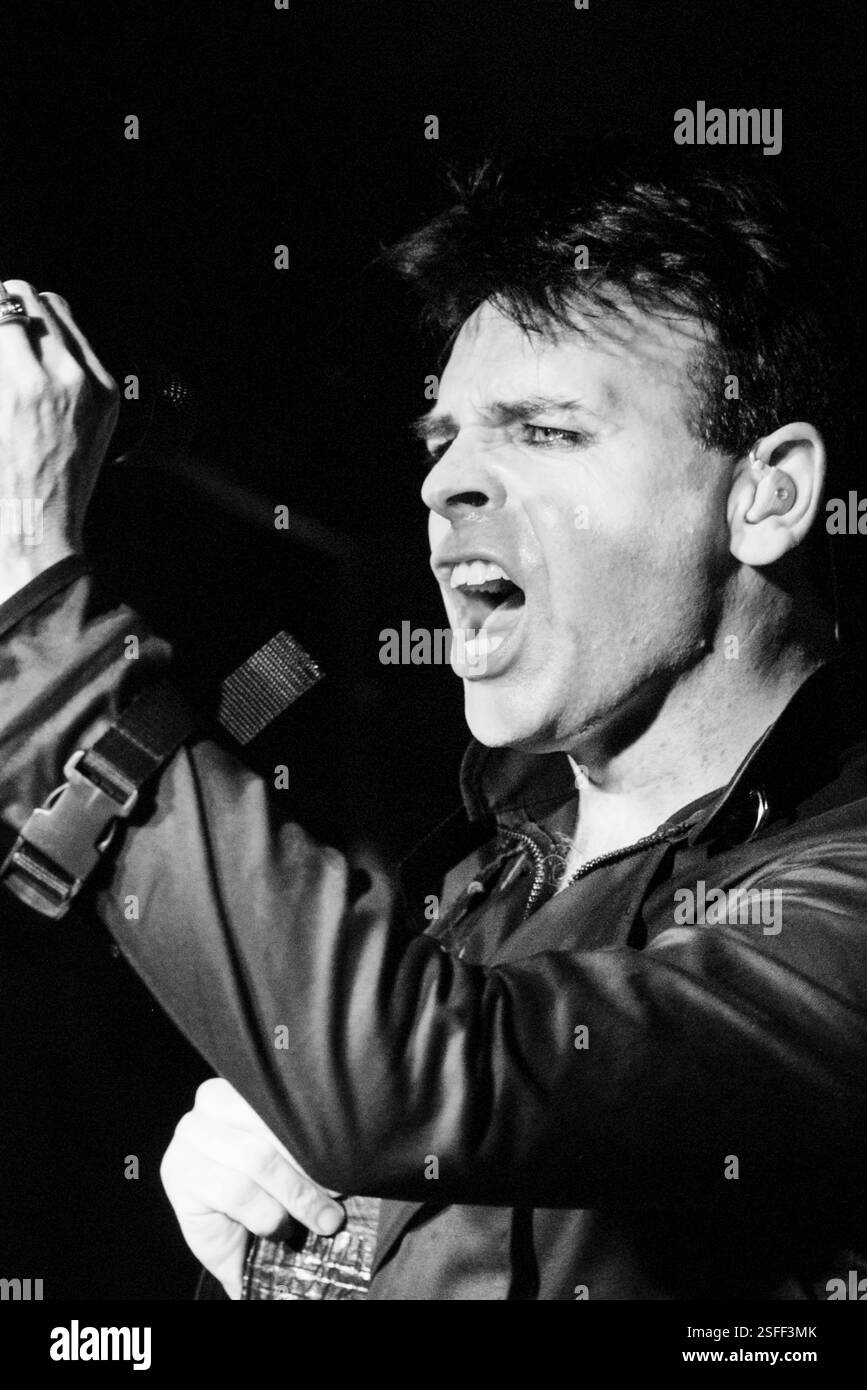 GARY NUMAN, CONCERT, 2004: Gary Numan, leggenda della musica, che suona al Barfly Club di Cardiff, Galles, Regno Unito il 4 marzo 2000. Foto: Rob Watkins. INFORMAZIONI: Gary Numan, nato nel 1958, è un pioniere musicista inglese. Emergendo alla fine degli anni '70, il suo suono elettronico e industriale, epitomizzato in successi come 'Cars' e album come 'The Pleasure Principle', influenzò i generi New Wave e synth-pop, lasciando un impatto duraturo sul panorama musicale. Foto Stock