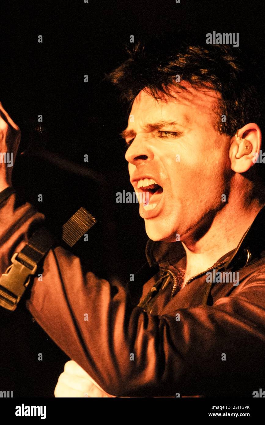 GARY NUMAN, CONCERT, 2004: Gary Numan, leggenda della musica, che suona al Barfly Club di Cardiff, Galles, Regno Unito il 4 marzo 2000. Foto: Rob Watkins. INFORMAZIONI: Gary Numan, nato nel 1958, è un pioniere musicista inglese. Emergendo alla fine degli anni '70, il suo suono elettronico e industriale, epitomizzato in successi come 'Cars' e album come 'The Pleasure Principle', influenzò i generi New Wave e synth-pop, lasciando un impatto duraturo sul panorama musicale. Foto Stock