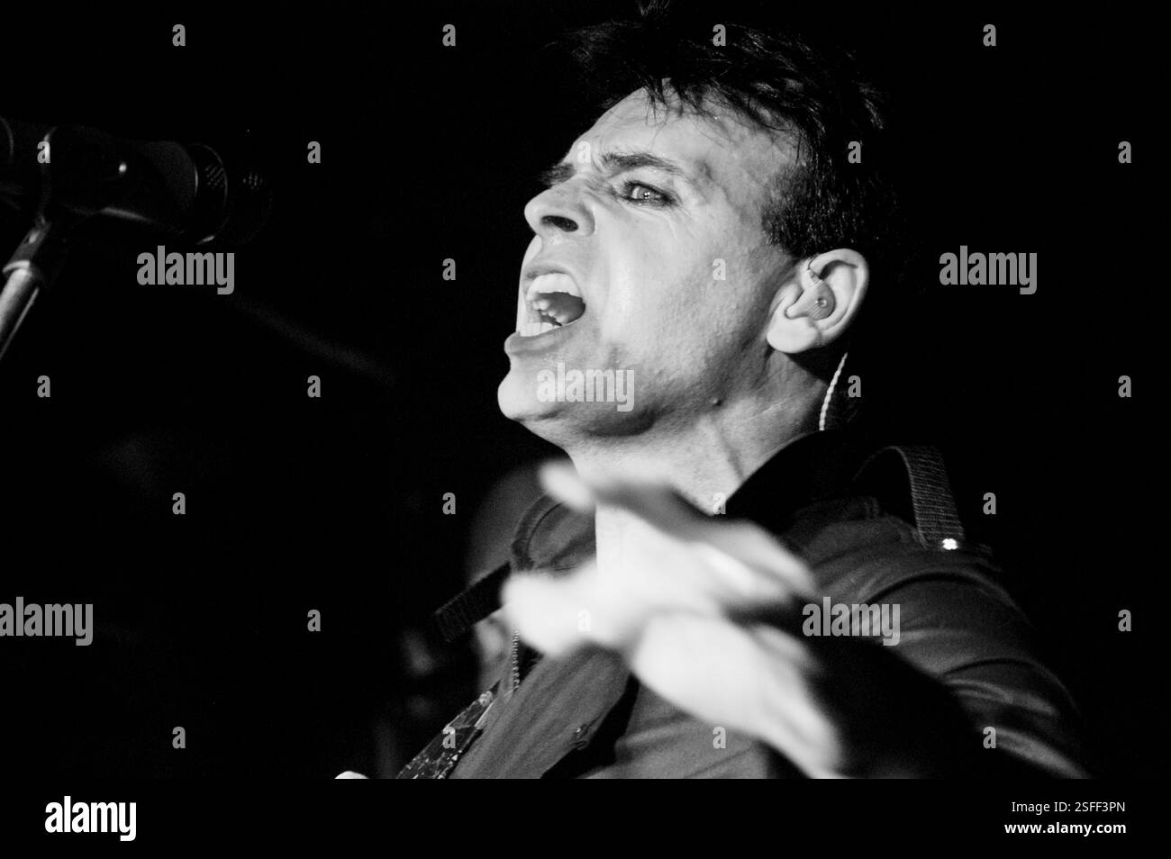 GARY NUMAN, CONCERT, 2004: Gary Numan, leggenda della musica, che suona al Barfly Club di Cardiff, Galles, Regno Unito il 4 marzo 2000. Foto: Rob Watkins. INFORMAZIONI: Gary Numan, nato nel 1958, è un pioniere musicista inglese. Emergendo alla fine degli anni '70, il suo suono elettronico e industriale, epitomizzato in successi come 'Cars' e album come 'The Pleasure Principle', influenzò i generi New Wave e synth-pop, lasciando un impatto duraturo sul panorama musicale. Foto Stock