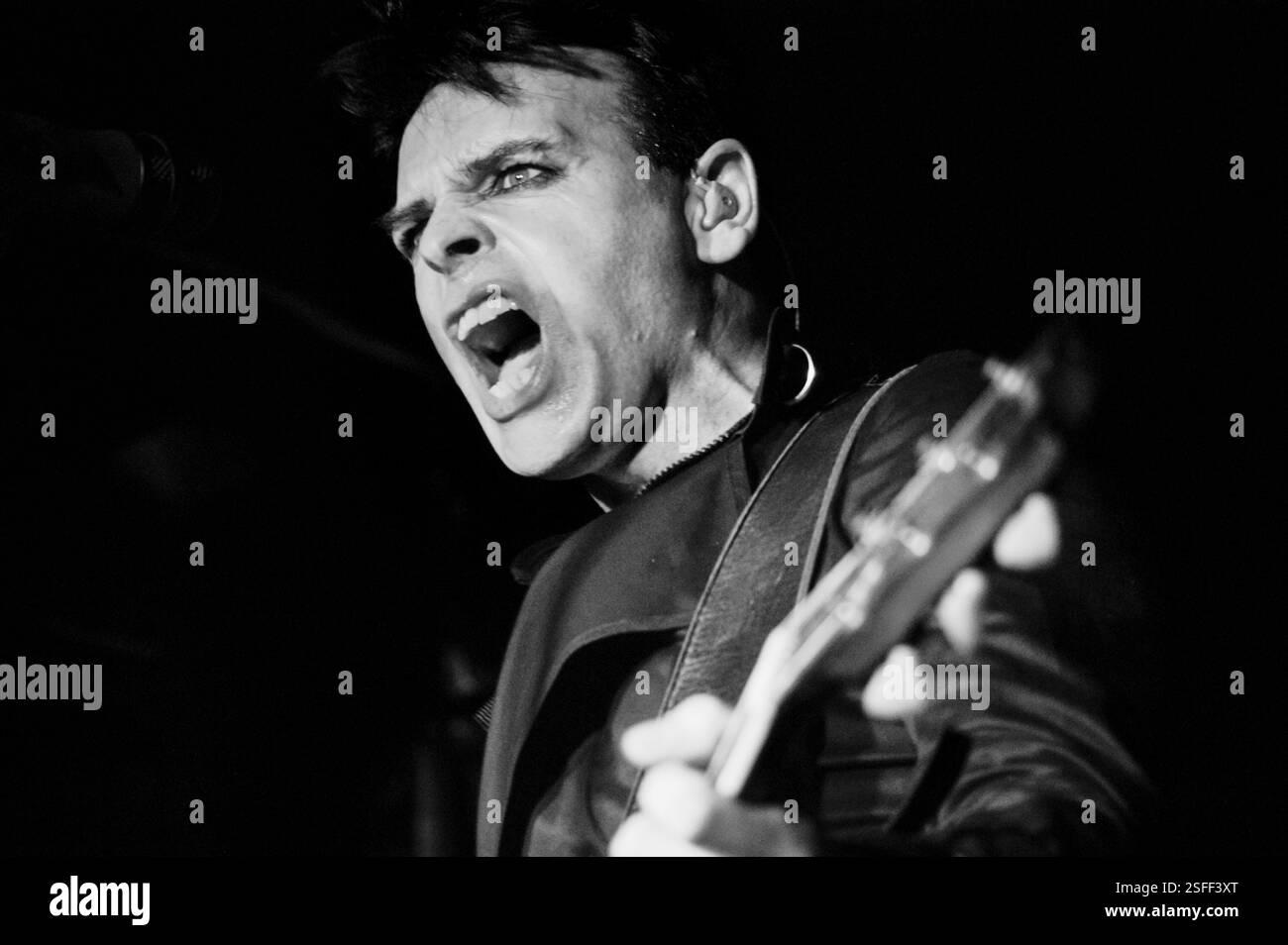 GARY NUMAN, CONCERT, 2004: Gary Numan, leggenda della musica, che suona al Barfly Club di Cardiff, Galles, Regno Unito il 4 marzo 2000. Foto: Rob Watkins. INFORMAZIONI: Gary Numan, nato nel 1958, è un pioniere musicista inglese. Emergendo alla fine degli anni '70, il suo suono elettronico e industriale, epitomizzato in successi come 'Cars' e album come 'The Pleasure Principle', influenzò i generi New Wave e synth-pop, lasciando un impatto duraturo sul panorama musicale. Foto Stock