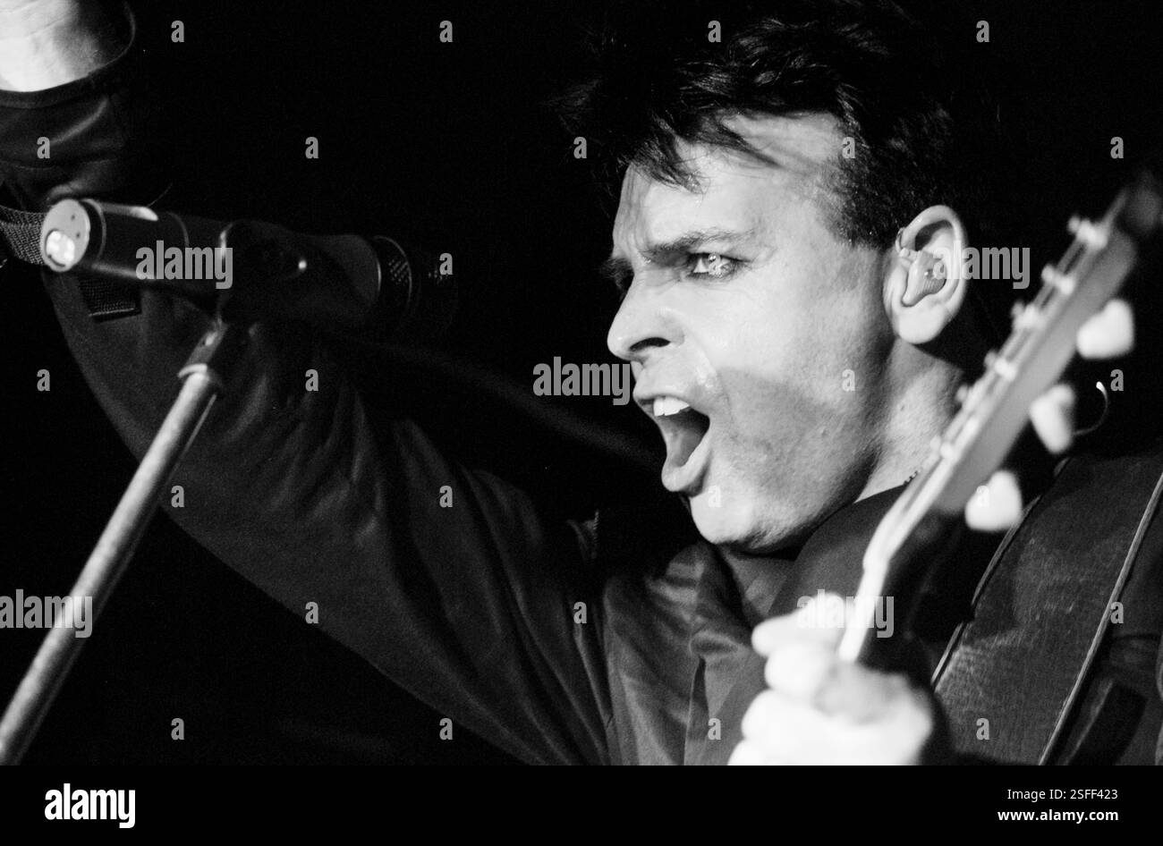 GARY NUMAN, CONCERT, 2004: Gary Numan, leggenda della musica, che suona al Barfly Club di Cardiff, Galles, Regno Unito il 4 marzo 2000. Foto: Rob Watkins. INFORMAZIONI: Gary Numan, nato nel 1958, è un pioniere musicista inglese. Emergendo alla fine degli anni '70, il suo suono elettronico e industriale, epitomizzato in successi come 'Cars' e album come 'The Pleasure Principle', influenzò i generi New Wave e synth-pop, lasciando un impatto duraturo sul panorama musicale. Foto Stock