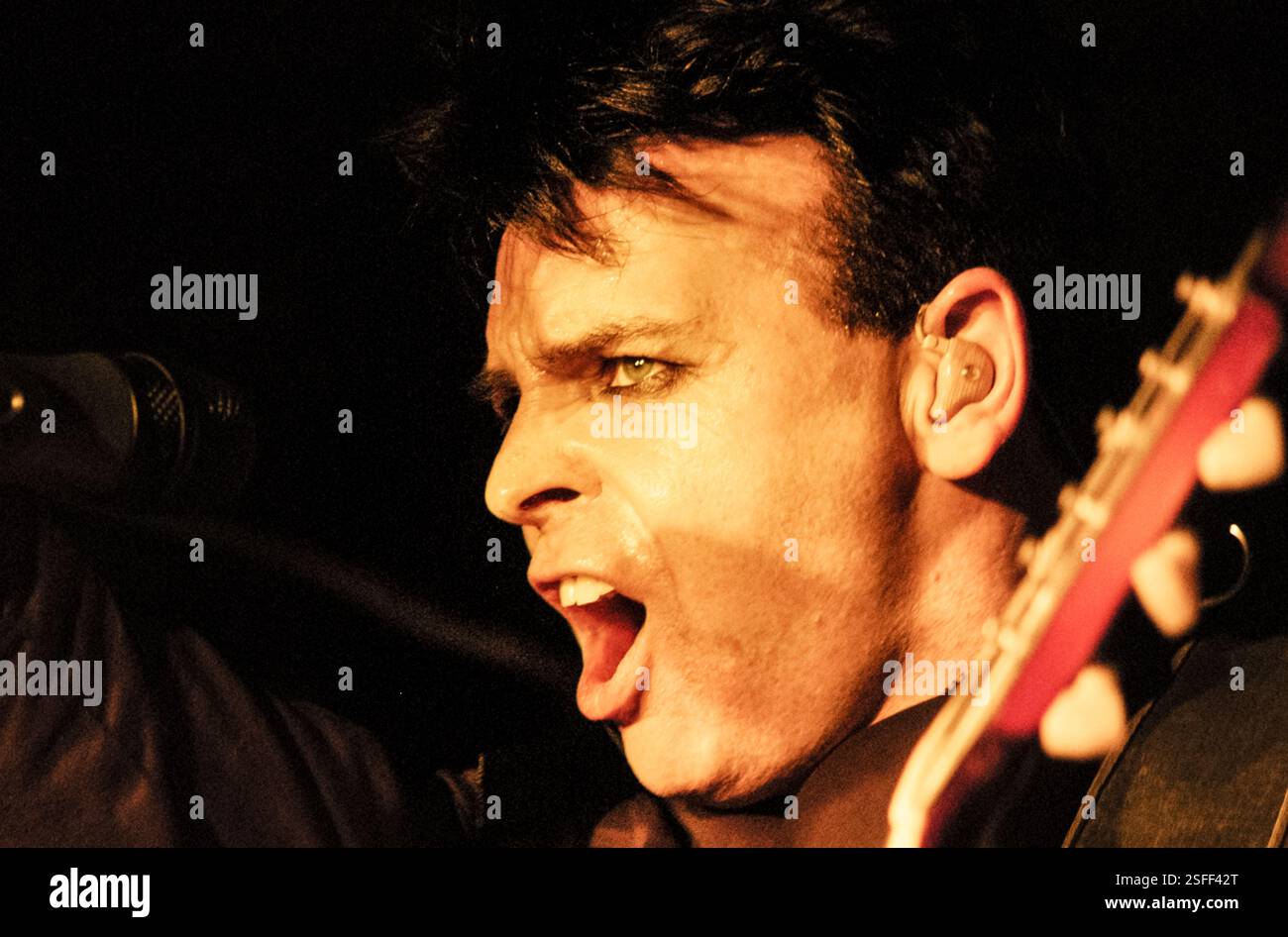 GARY NUMAN, CONCERT, 2004: Gary Numan, leggenda della musica, che suona al Barfly Club di Cardiff, Galles, Regno Unito il 4 marzo 2000. Foto: Rob Watkins. INFORMAZIONI: Gary Numan, nato nel 1958, è un pioniere musicista inglese. Emergendo alla fine degli anni '70, il suo suono elettronico e industriale, epitomizzato in successi come 'Cars' e album come 'The Pleasure Principle', influenzò i generi New Wave e synth-pop, lasciando un impatto duraturo sul panorama musicale. Foto Stock