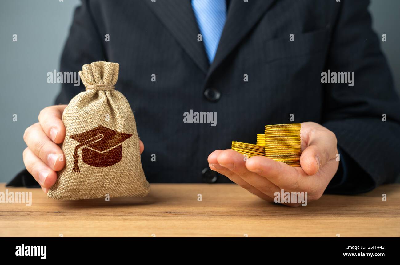 Un uomo con un sacco di conoscenze e monete. Il concetto di istruzione e formazione specializzata a pagamento. Investimenti in competenze, sviluppo professionale, Foto Stock