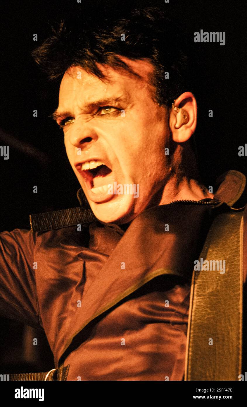 GARY NUMAN, CONCERT, 2004: Gary Numan, leggenda della musica, che suona al Barfly Club di Cardiff, Galles, Regno Unito il 4 marzo 2000. Foto: Rob Watkins. INFORMAZIONI: Gary Numan, nato nel 1958, è un pioniere musicista inglese. Emergendo alla fine degli anni '70, il suo suono elettronico e industriale, epitomizzato in successi come 'Cars' e album come 'The Pleasure Principle', influenzò i generi New Wave e synth-pop, lasciando un impatto duraturo sul panorama musicale. Foto Stock