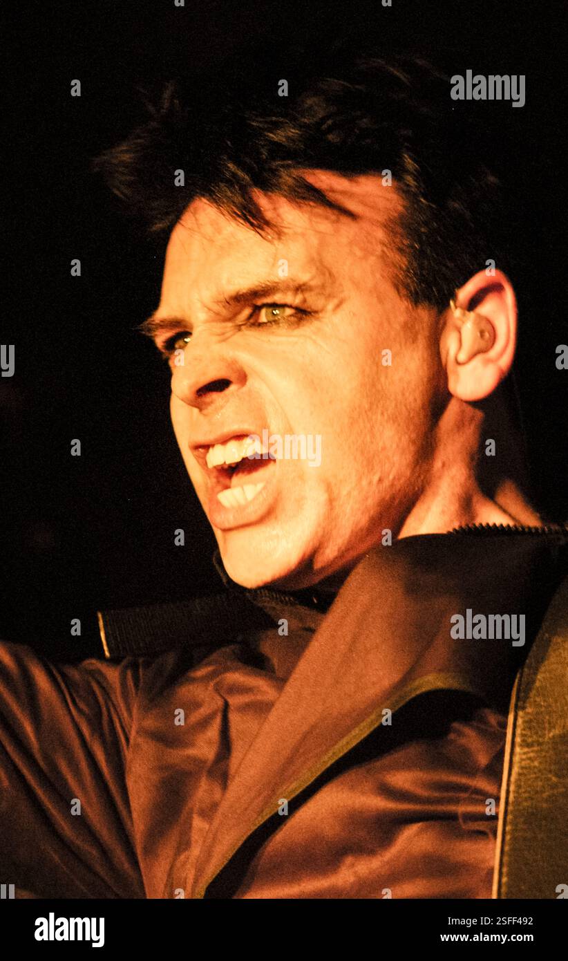 GARY NUMAN, CONCERT, 2004: Gary Numan, leggenda della musica, che suona al Barfly Club di Cardiff, Galles, Regno Unito il 4 marzo 2000. Foto: Rob Watkins. INFORMAZIONI: Gary Numan, nato nel 1958, è un pioniere musicista inglese. Emergendo alla fine degli anni '70, il suo suono elettronico e industriale, epitomizzato in successi come 'Cars' e album come 'The Pleasure Principle', influenzò i generi New Wave e synth-pop, lasciando un impatto duraturo sul panorama musicale. Foto Stock