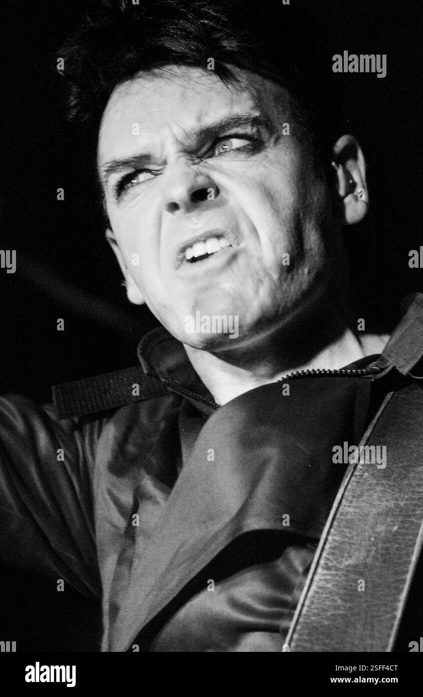 GARY NUMAN, CONCERT, 2004: Gary Numan, leggenda della musica, che suona al Barfly Club di Cardiff, Galles, Regno Unito il 4 marzo 2000. Foto: Rob Watkins. INFORMAZIONI: Gary Numan, nato nel 1958, è un pioniere musicista inglese. Emergendo alla fine degli anni '70, il suo suono elettronico e industriale, epitomizzato in successi come 'Cars' e album come 'The Pleasure Principle', influenzò i generi New Wave e synth-pop, lasciando un impatto duraturo sul panorama musicale. Foto Stock