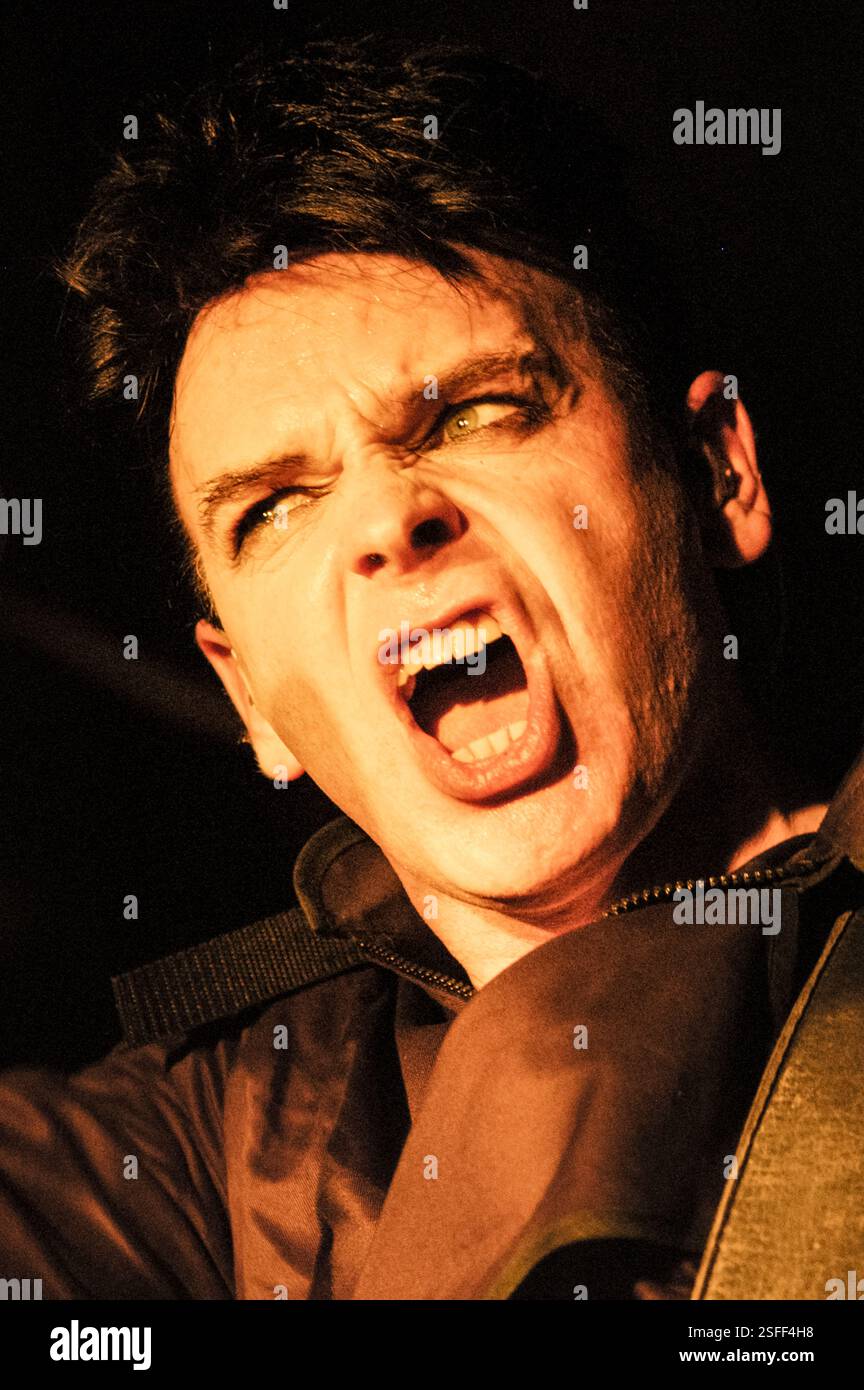 GARY NUMAN, CONCERT, 2004: Gary Numan, leggenda della musica, che suona al Barfly Club di Cardiff, Galles, Regno Unito il 4 marzo 2000. Foto: Rob Watkins. INFORMAZIONI: Gary Numan, nato nel 1958, è un pioniere musicista inglese. Emergendo alla fine degli anni '70, il suo suono elettronico e industriale, epitomizzato in successi come 'Cars' e album come 'The Pleasure Principle', influenzò i generi New Wave e synth-pop, lasciando un impatto duraturo sul panorama musicale. Foto Stock