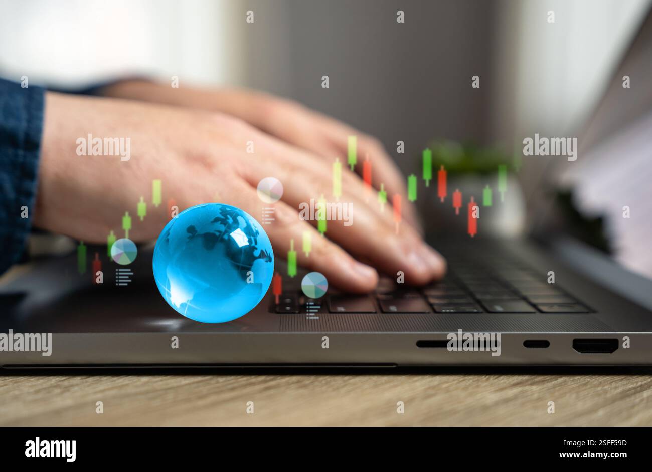 Un uomo lavora su un portatile che fa trading in borsa. Trading online, investimenti in borsa, mercati finanziari, forex, criptovaluta, investimento Foto Stock