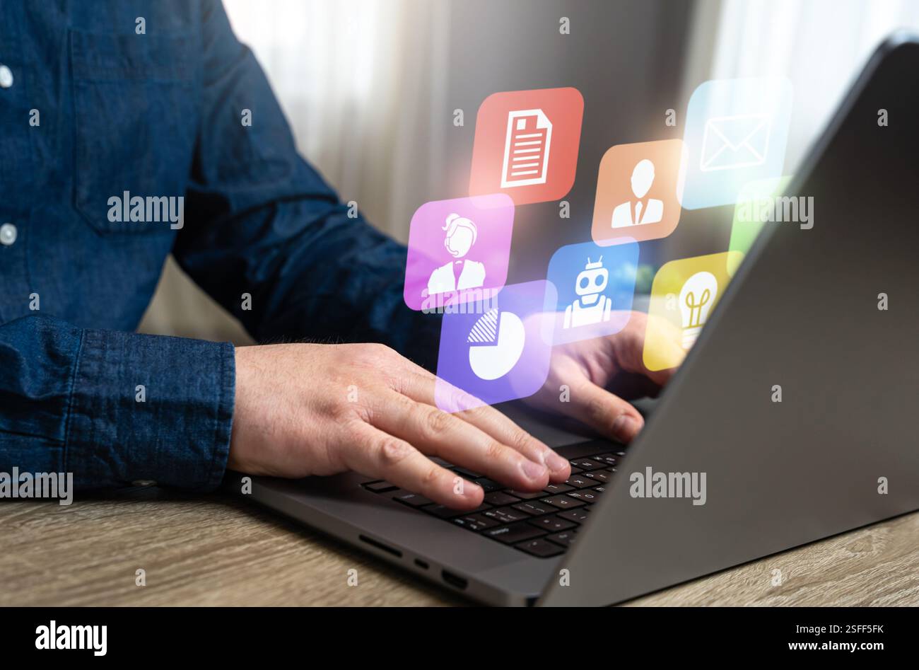 Uomo che lavora al portatile. Flusso di lavoro, innovazioni aziendali ed ecosistemi software di rete. Marketing digitale. Soluzioni aziendali remote. Cloud computing, Foto Stock