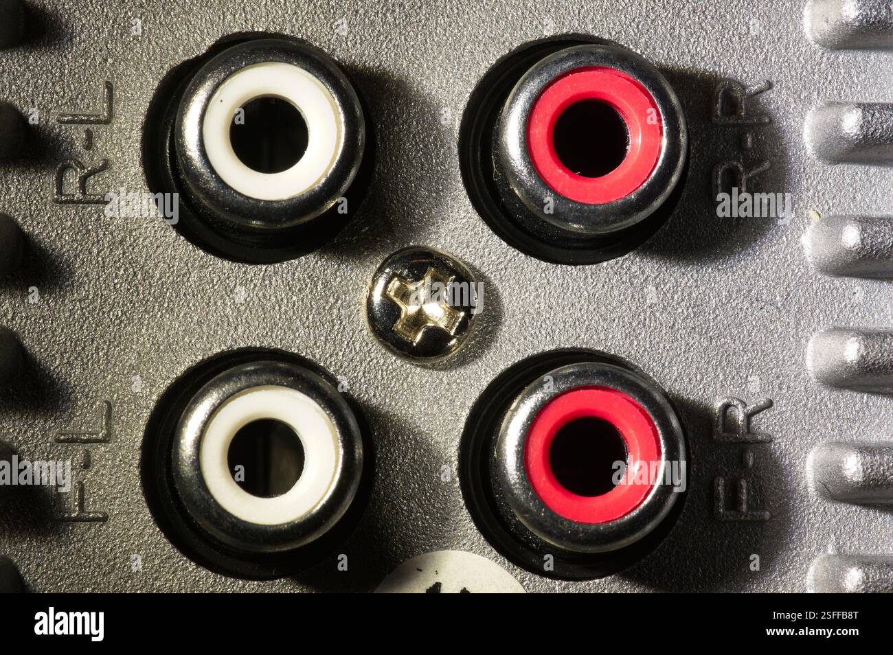 Pannello posteriore dello stereo con uscite rca Foto Stock
