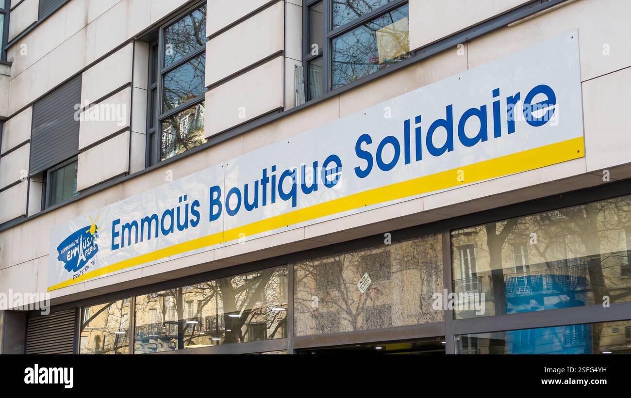 Segno di un negozio di solidarietà Emmaüs specializzato in seconda mano a Parigi, Francia. Il movimento Emmaüs è un gruppo di associazioni e gruppi di solidarietà Foto Stock