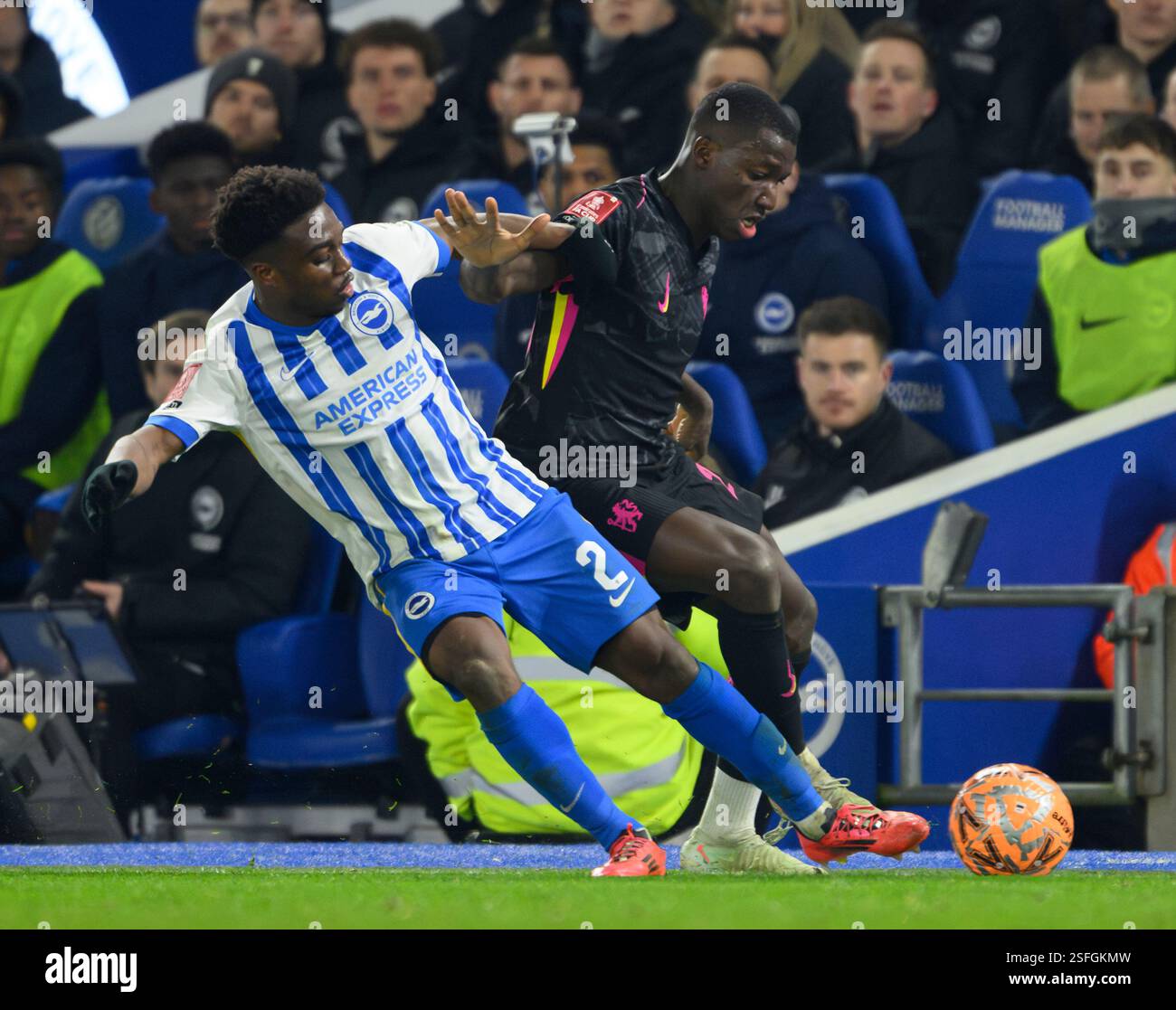 Brighton e Hove, Regno Unito. 8 febbraio 2025. Brighton e Hove Brighton, Inghilterra, 2025 8 febbraio. Tariq Lamptey (a sinistra) di Brighton & Hove Albion combatte con il Moises Caicedo (a destra) del Chelsea durante la partita di calcio del quarto turno della Coppa degli Emirati Arabi Uniti tra Brighton & Hove Albion e Chelsea all'American Express Stadium, in Inghilterra. (David Horton/SPP) (David Horton/SPP) credito: SPP Sport Press Photo. /Alamy Live News Foto Stock