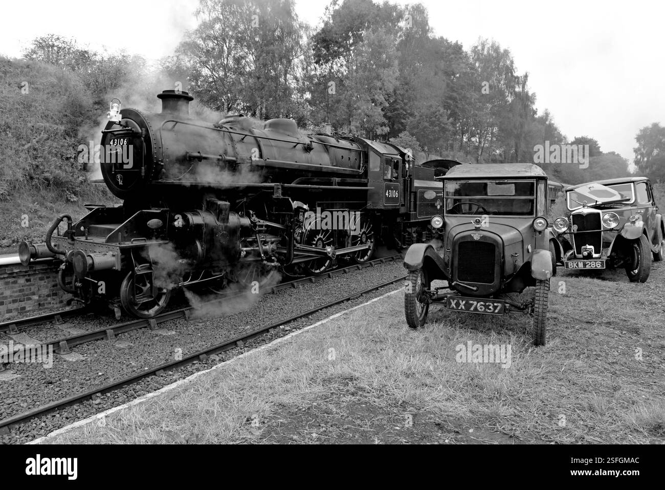 Austin 7 e Riley auto d'epoca con bagno turco presso Eardington Station, Severn Valley Railway, vincitrice del premio Heritage Railway Station of the Year 2025 Foto Stock