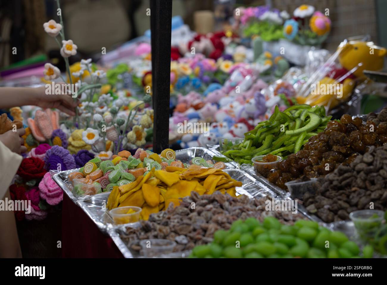 La frutta secca è in vendita a Son tra Night Martket. È uno dei più grandi mercati notturni di da Nang. Foto Stock