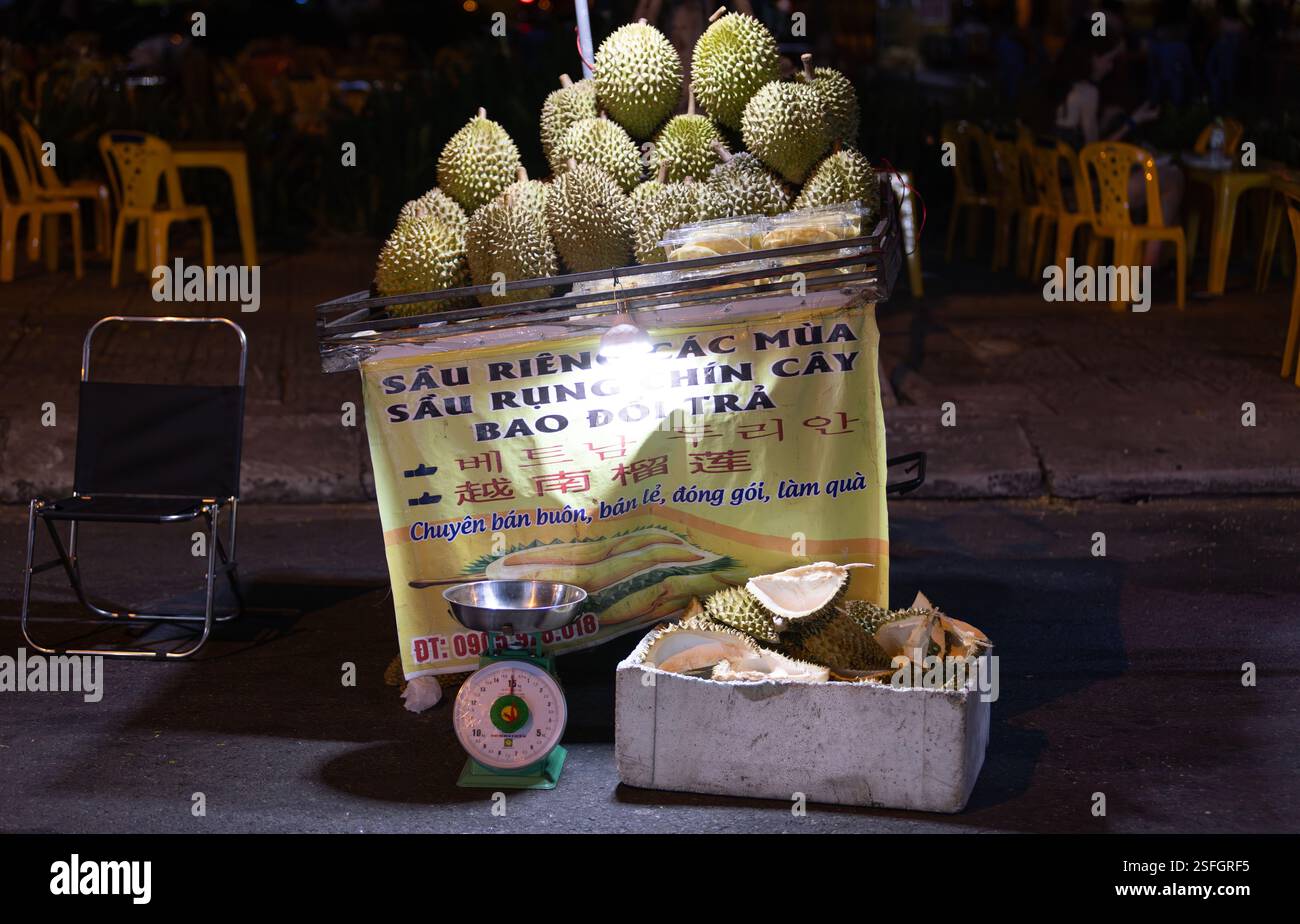 Il falco vende il durian vicino al fiume e il Son tra Night Martket. È uno dei più grandi mercati notturni di da Nang. Foto Stock