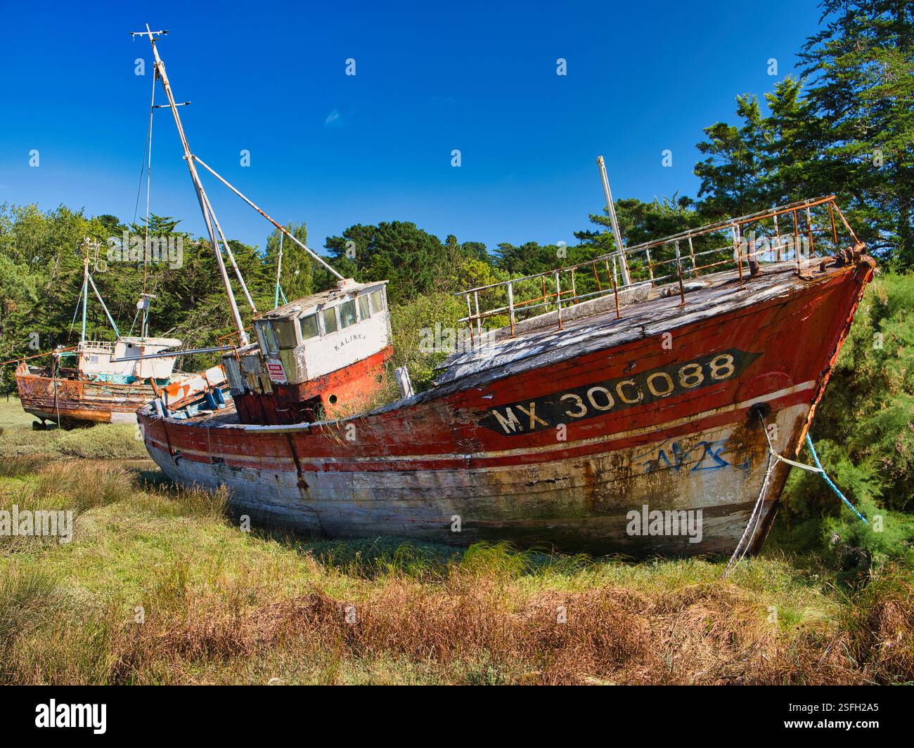 Le Diben, Francia - 11 settembre 2024: Pescherecci abbandonati sbarcati dall'acqua vicino a le Diben, Bretagna, nel nord della Francia. Preso in una giornata di sole dentro Foto Stock