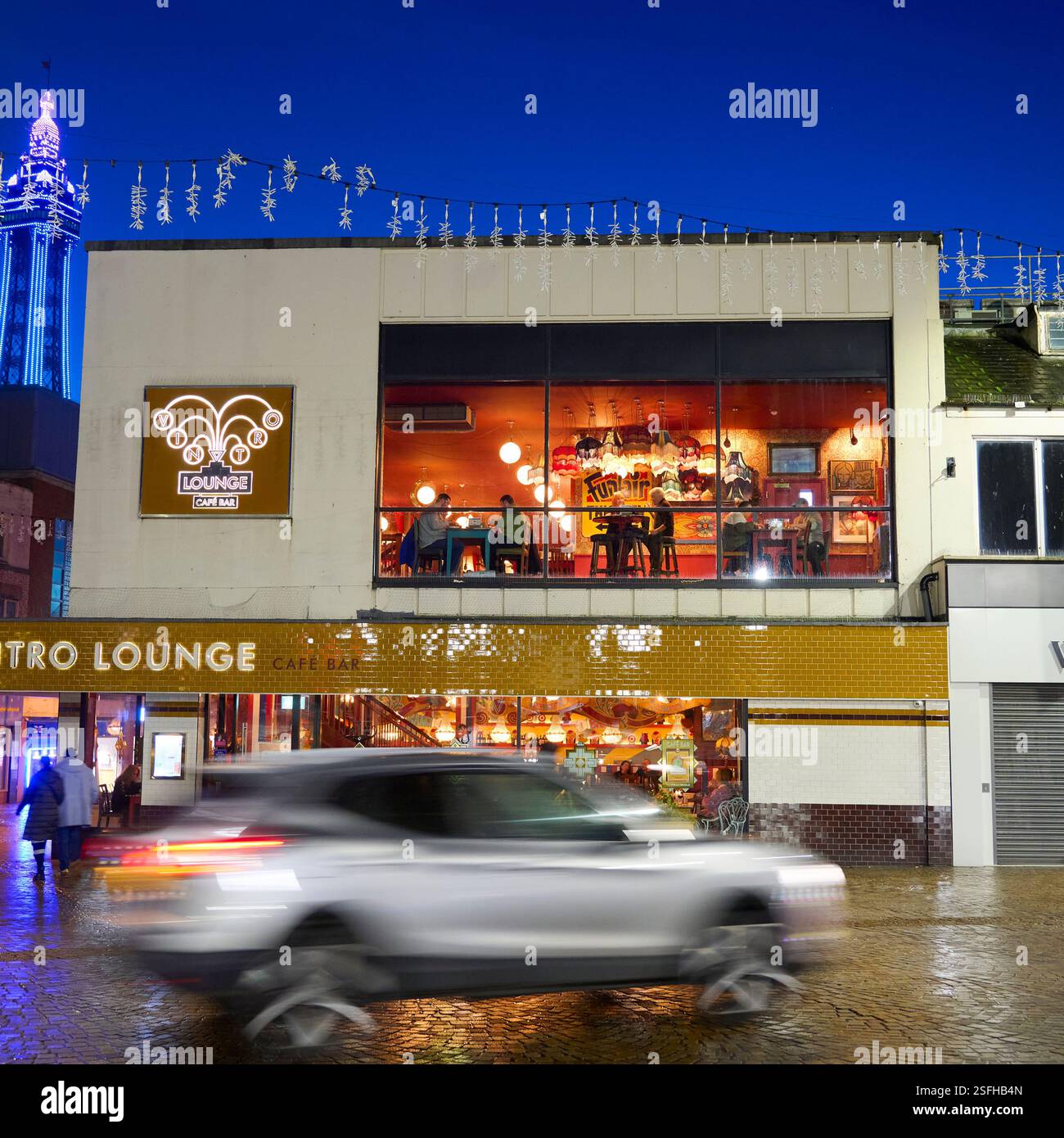 Vintro Lounge e Cafe Bar al tramonto, Blackpool, Regno Unito Foto Stock