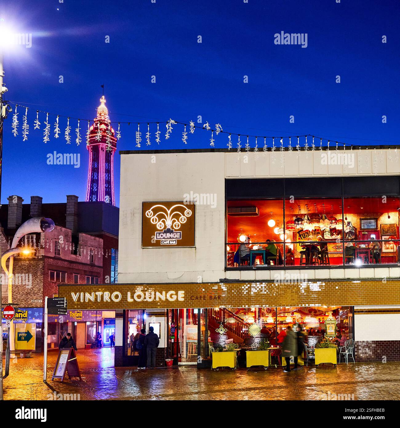 Vintro Lounge e Cafe Bar al tramonto, Blackpool, Regno Unito Foto Stock