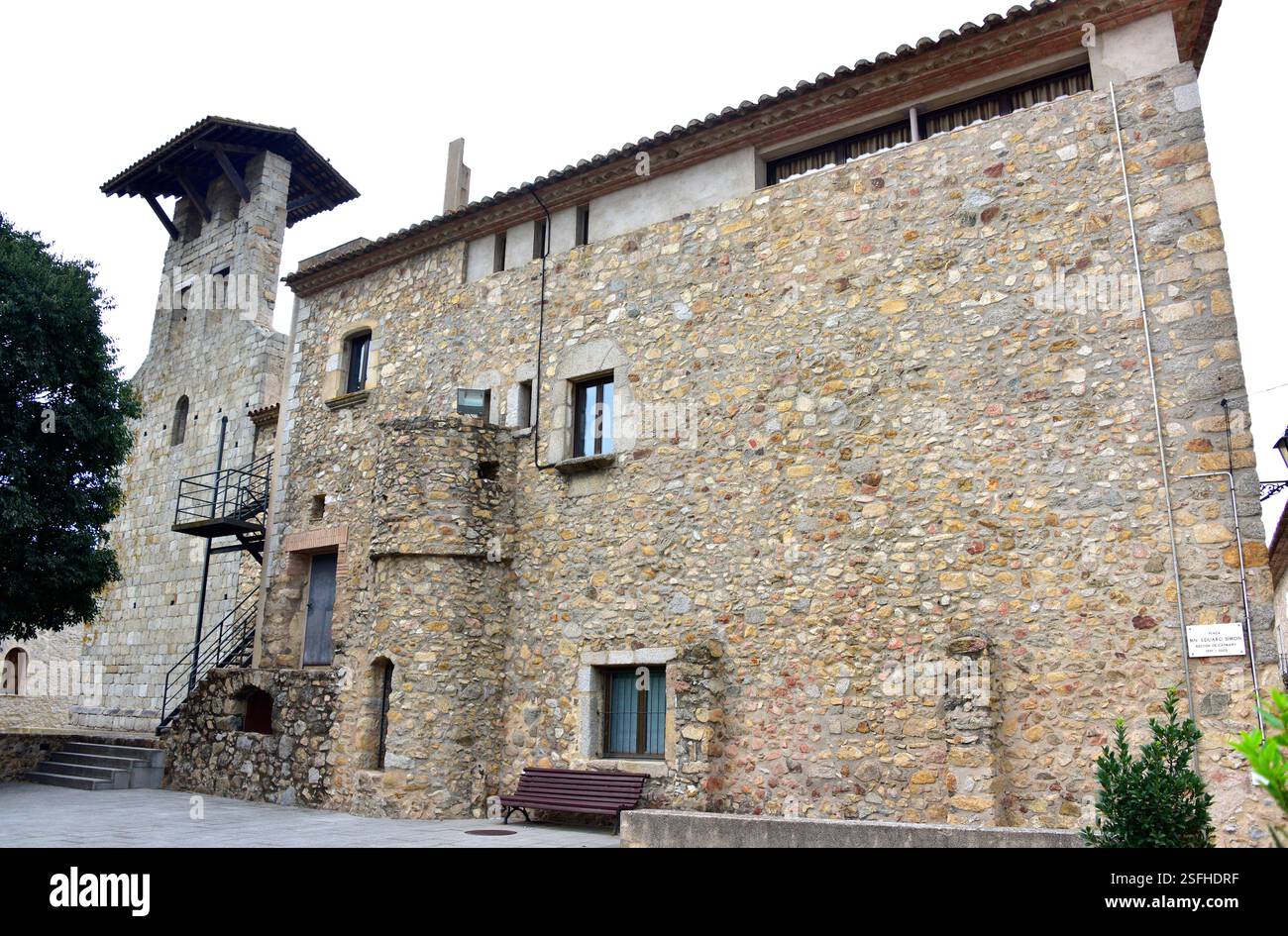 Capmany o Campmany. Chiesa fortificata di Santa Àgata (XII-XIV secolo) sinistra e Municipio indietro (XVIII secolo). Alt Empordà, Girona, Catalogna, Spagna. Foto Stock