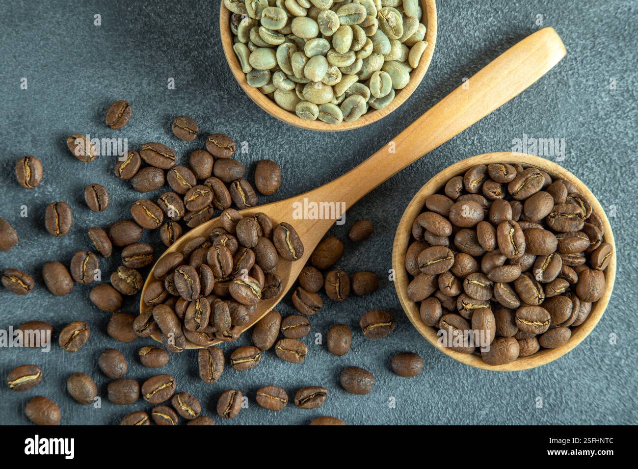Caffè verde con chicchi di caffè tostati su sfondo grigio, vista dall'alto Foto Stock