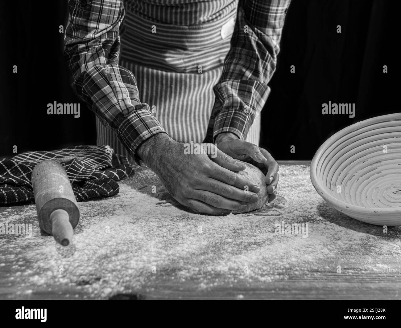 panettiera che prepara il pane in modo artigianale Foto Stock