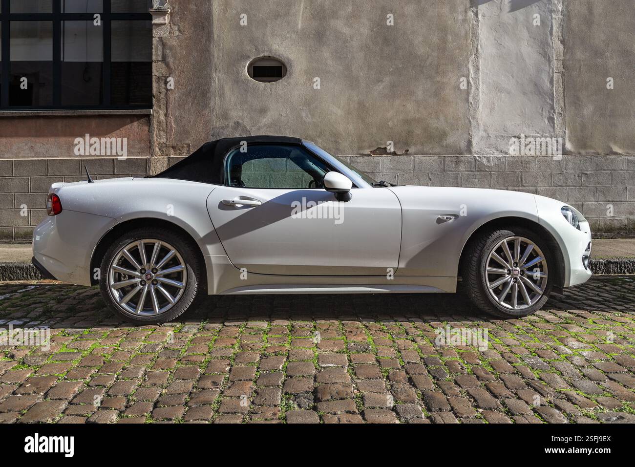 BEAUNE, FRANCIA - 31 OTTOBRE 2023: Si tratta di una cabriolet Fiat 124 Spider nel parcheggio della strada. Foto Stock