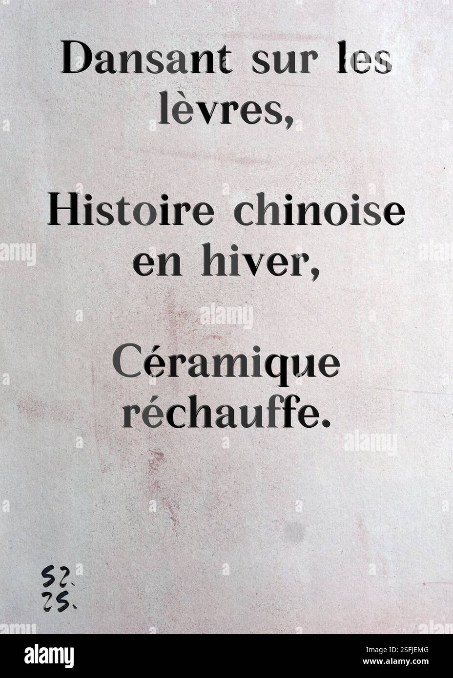 Dansant sur les lèvres, Histoire chinoise en hiver, Céramique réchauffe. La Gilda degli scrittori d'argento di Edmund Whitmore. Arte di Zsuzsa Szikra. Poetry Art Print, Triplumes è una forma poetica unica ispirata al tradizionale haiku, composta da tre righe che catturano momenti di chiarezza, emozione e approfondimento. Nella nostra collezione abbracciamo la libertà del linguaggio, dove la fusione delle parole e la rimozione dei trattini è più di una scelta stilistica: È un modo per trasmettere unità e vicinanza tra le idee, creando un'espressione fluida e compatta che risuona con i ritmi della vita moderna. Foto Stock