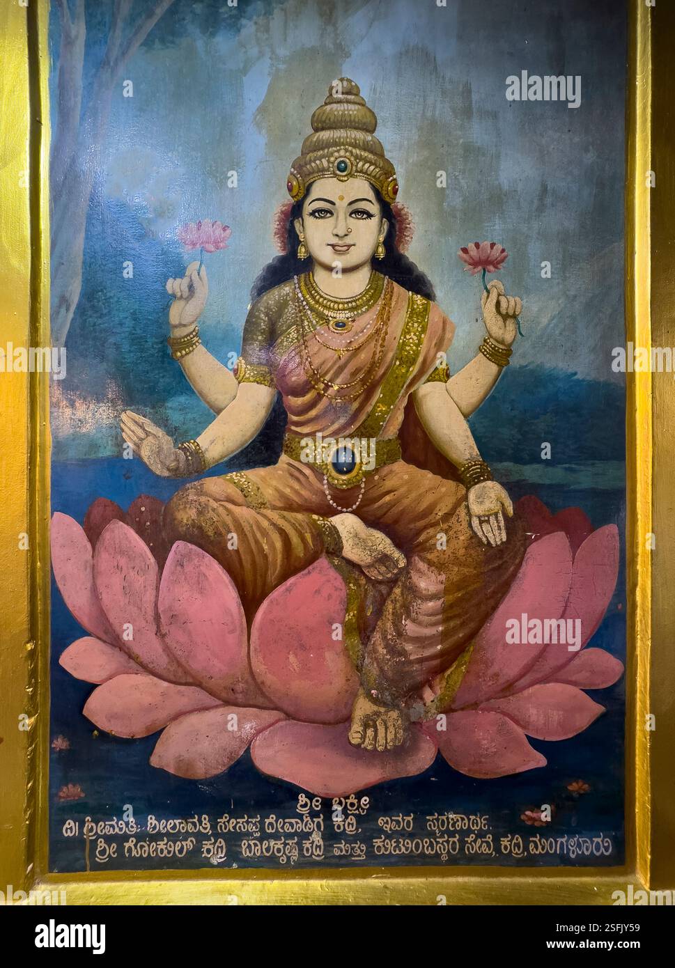 Un dipinto della dea Lakshmi nel tempio di Kandri Manjunath a base Shiva e fu costruito nel X secolo - Mangalore, Karnataka, India Foto Stock