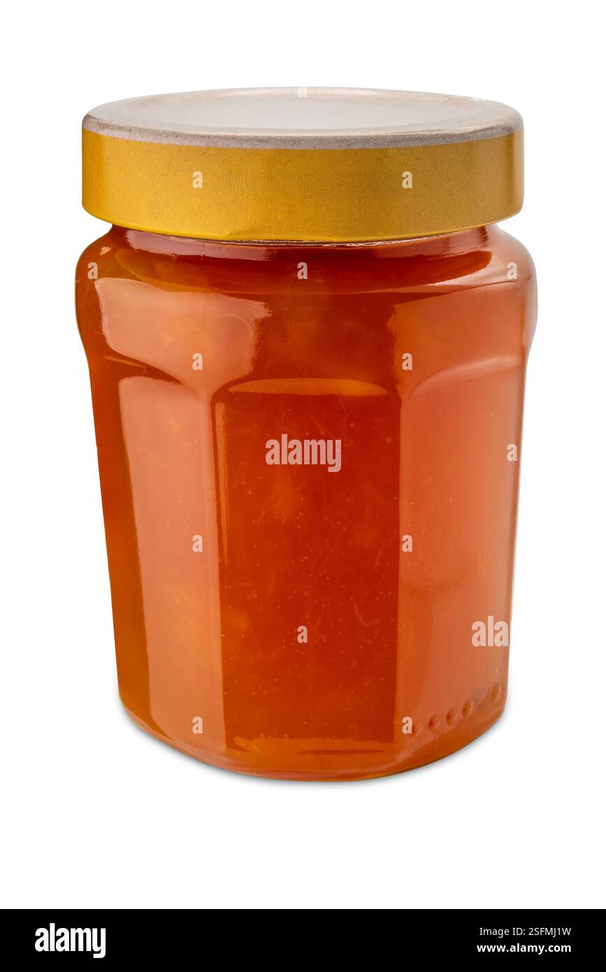 Marmellata di albicocche in vaso di vetro con tappo giallo isolato su bianco con percorso di ritaglio incluso Foto Stock