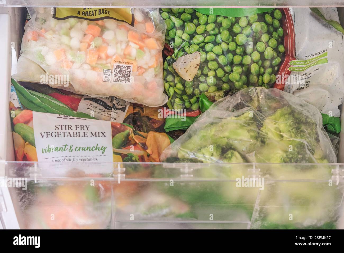 Sacchetti di ortaggi congelati in congelatore domestico, Regno Unito Foto Stock