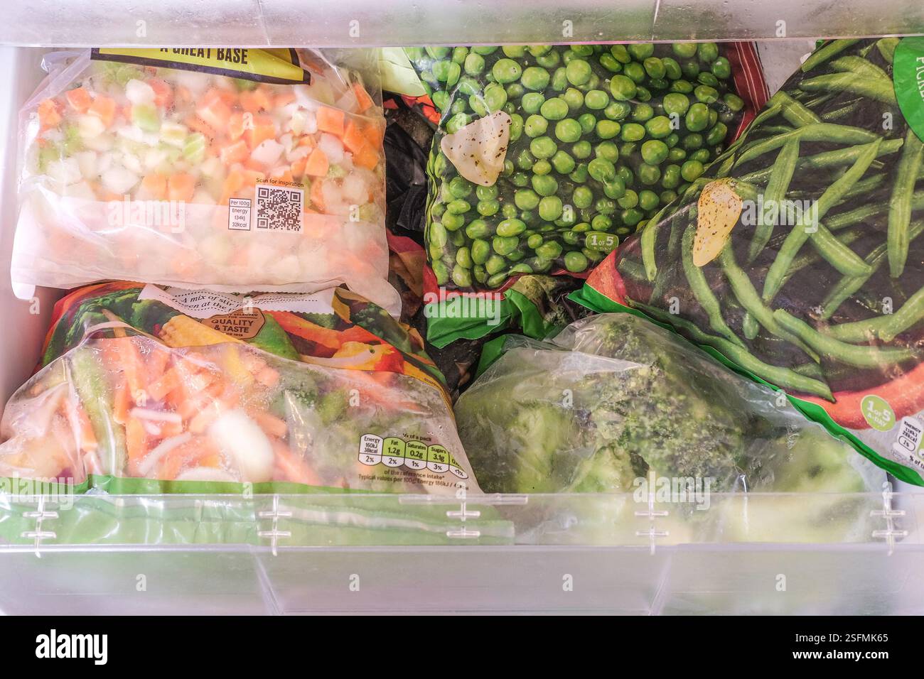 Sacchetti di ortaggi congelati in congelatore domestico, Regno Unito Foto Stock