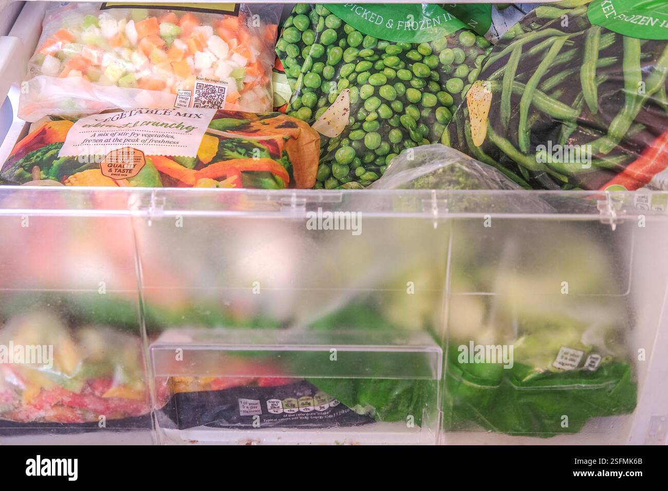 Sacchetti di ortaggi congelati in congelatore domestico, Regno Unito Foto Stock