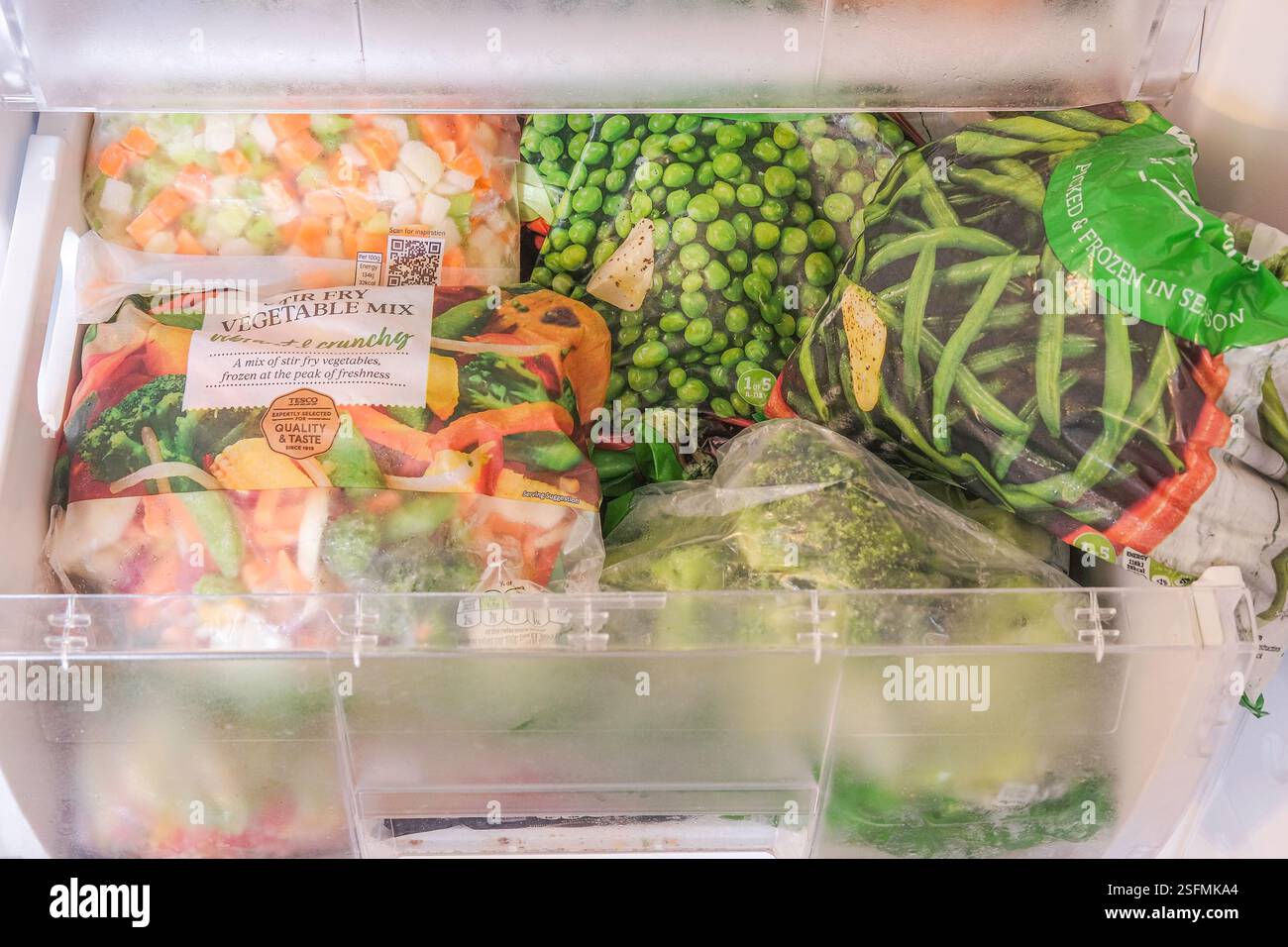 Sacchetti di ortaggi congelati in congelatore domestico, Regno Unito Foto Stock