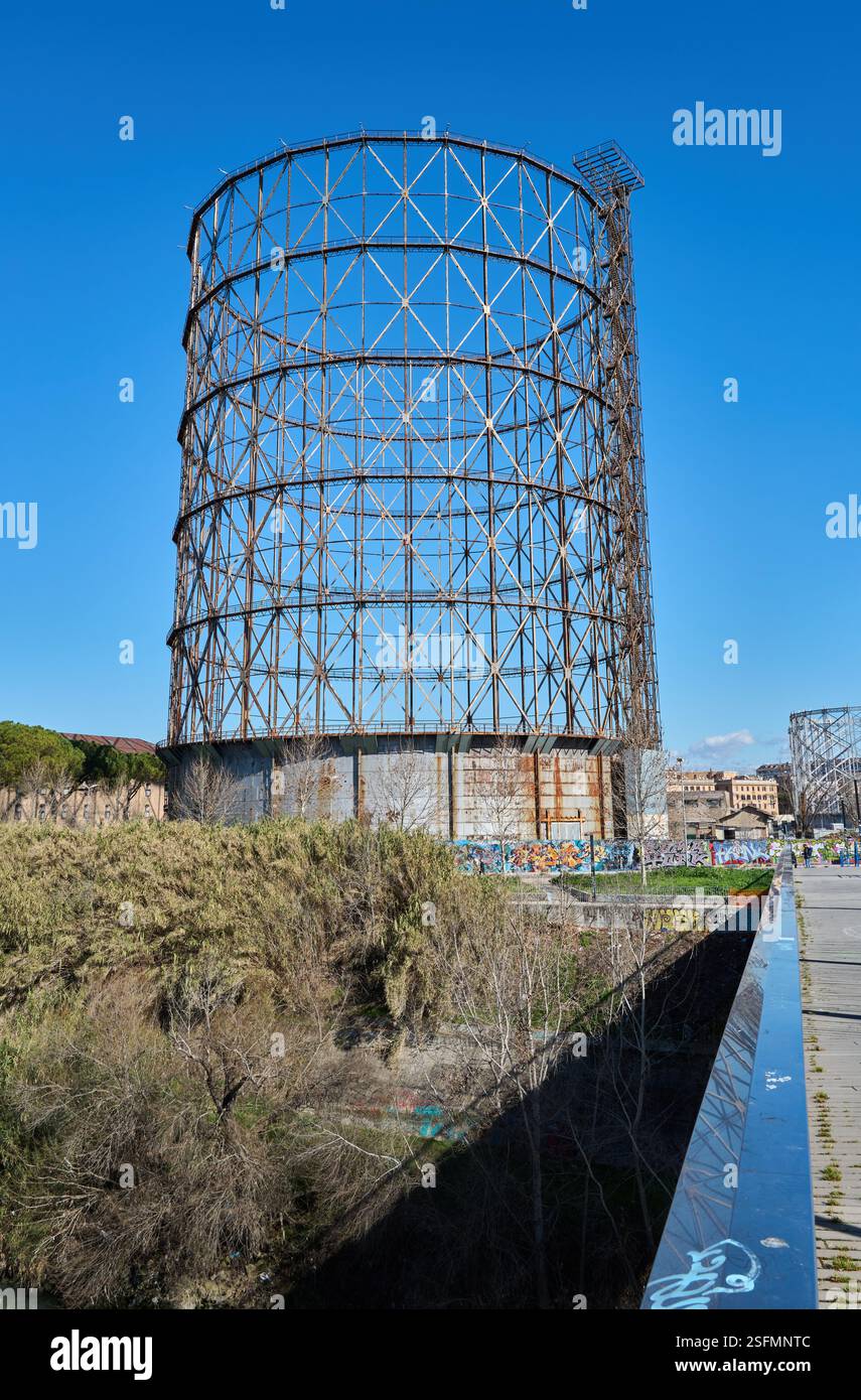 Roma, Italia. 2 gennaio 2024. Lo storico Gazometro di Roma si erge alto contro un cielo drammatico, a simboleggiare il patrimonio industriale della città. Questa struttura in acciaio, situata nel quartiere Ostiense, è un punto di riferimento architettonico e culturale, che rappresenta il passato industriale di Roma e il suo paesaggio urbano in evoluzione a Roma, Italia, il 2 gennaio 2024. (Foto di Matteo della Torre/NurPhoto) crediti: NurPhoto SRL/Alamy Live News Foto Stock