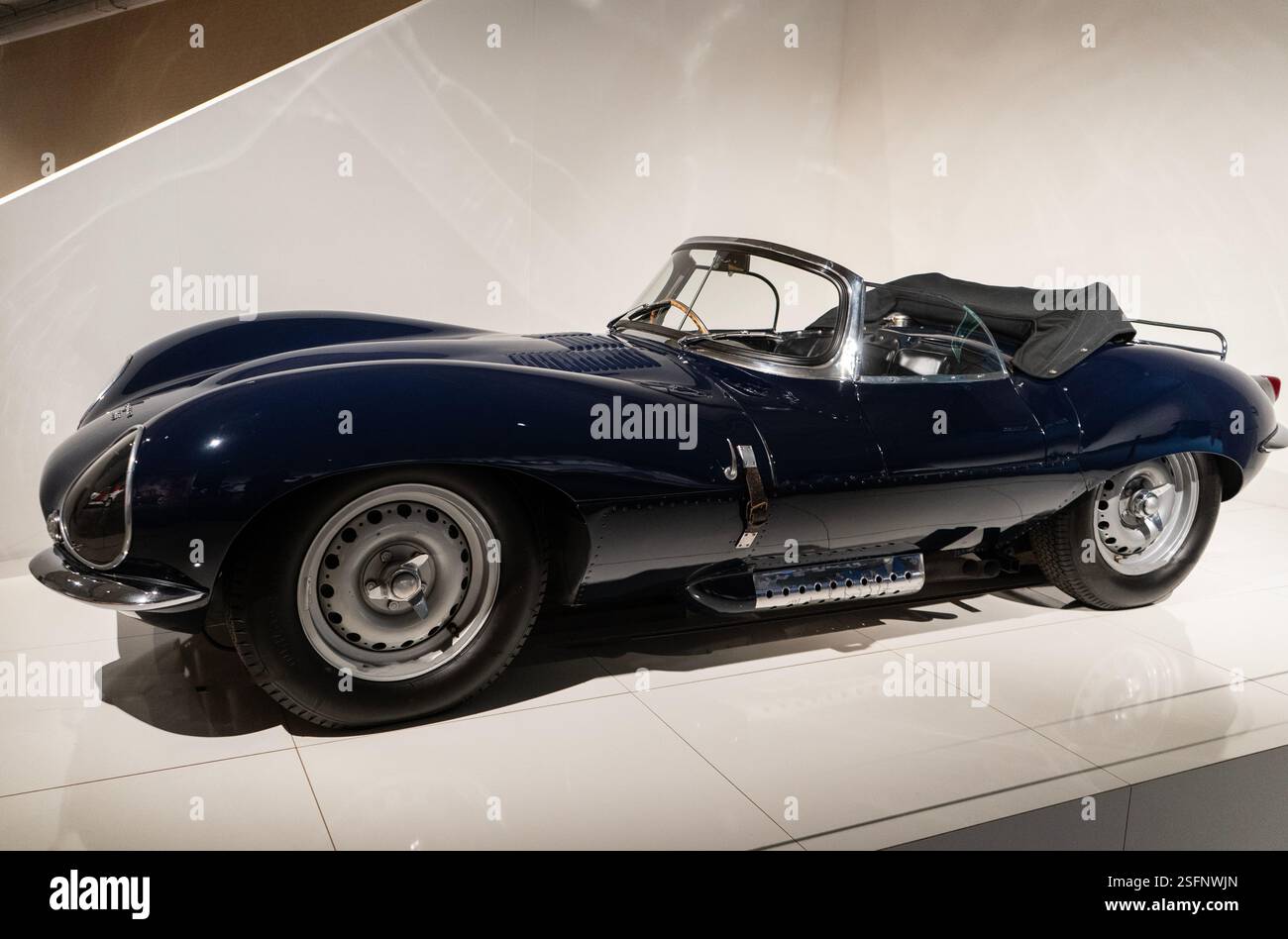Una Jaguar XKSS del 1957 al Louwman Museum, l'Aia, Paesi Bassi Foto Stock