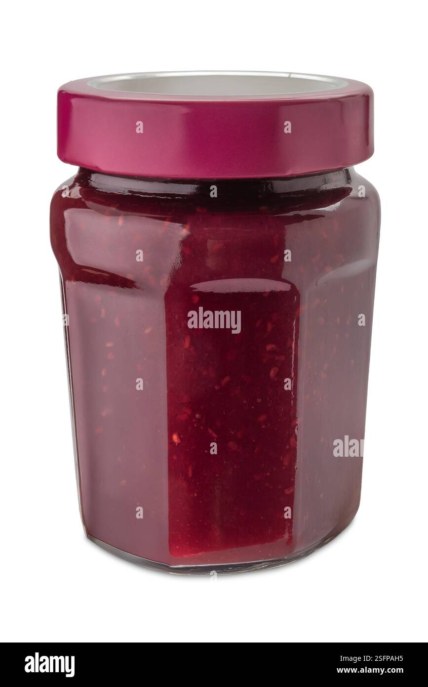 Marmellata di lamponi in vaso di vetro con tappo giallo isolato su bianco con percorso di ritaglio incluso Foto Stock