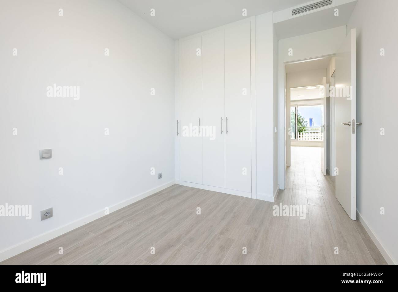 un'immagine di camera da letto vuota con guardaroba in case vacanze mediterranee Foto Stock