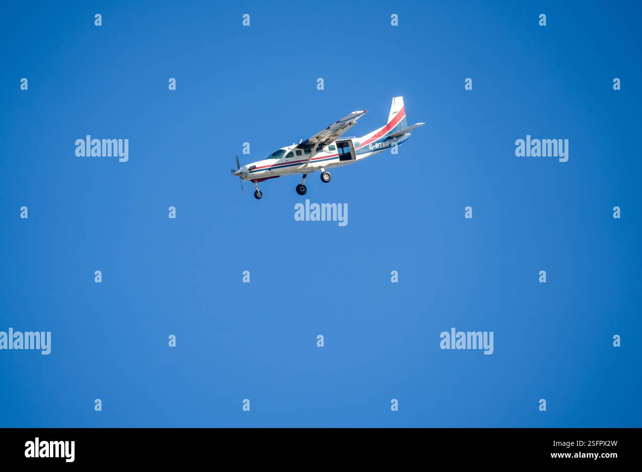 Cessna 208b Grand Caravan G-BZAH velivoli leggeri in discesa in avvicinamento all'atterraggio Foto Stock