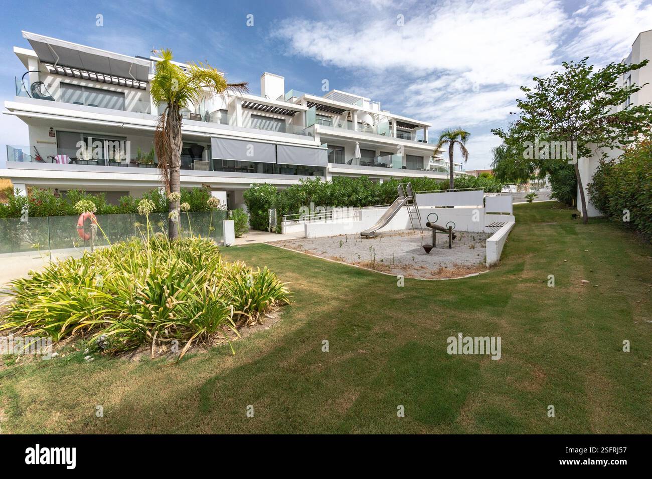 un'immagine di un parco giochi per bambini e aree picnic in un lussuoso complesso di case per le vacanze della comunità Foto Stock