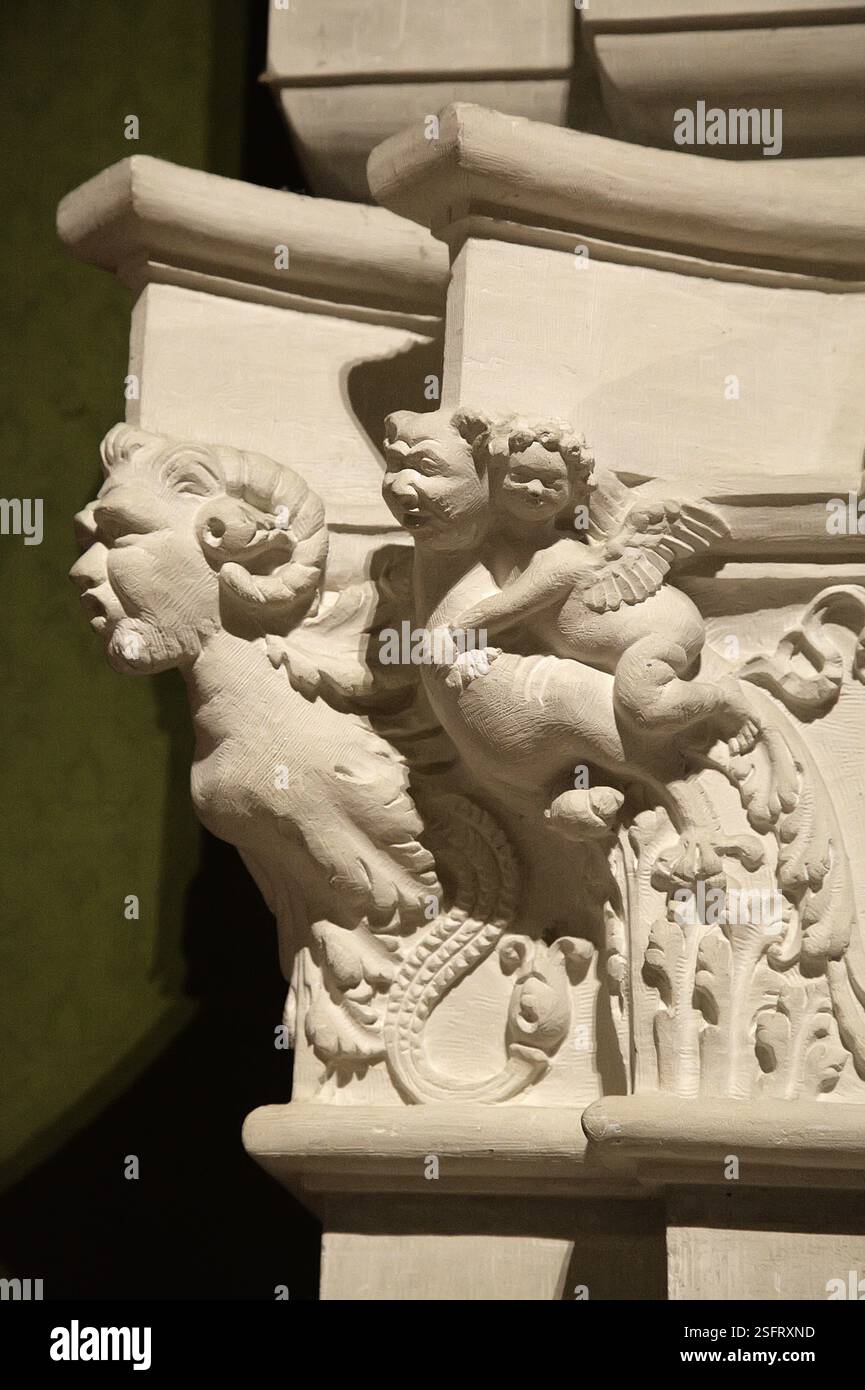 Il Castello di Chambord presenta dettagliate sculture di cherubini e bestie mitiche, mettendo in risalto l'intricata arte. Foto Stock