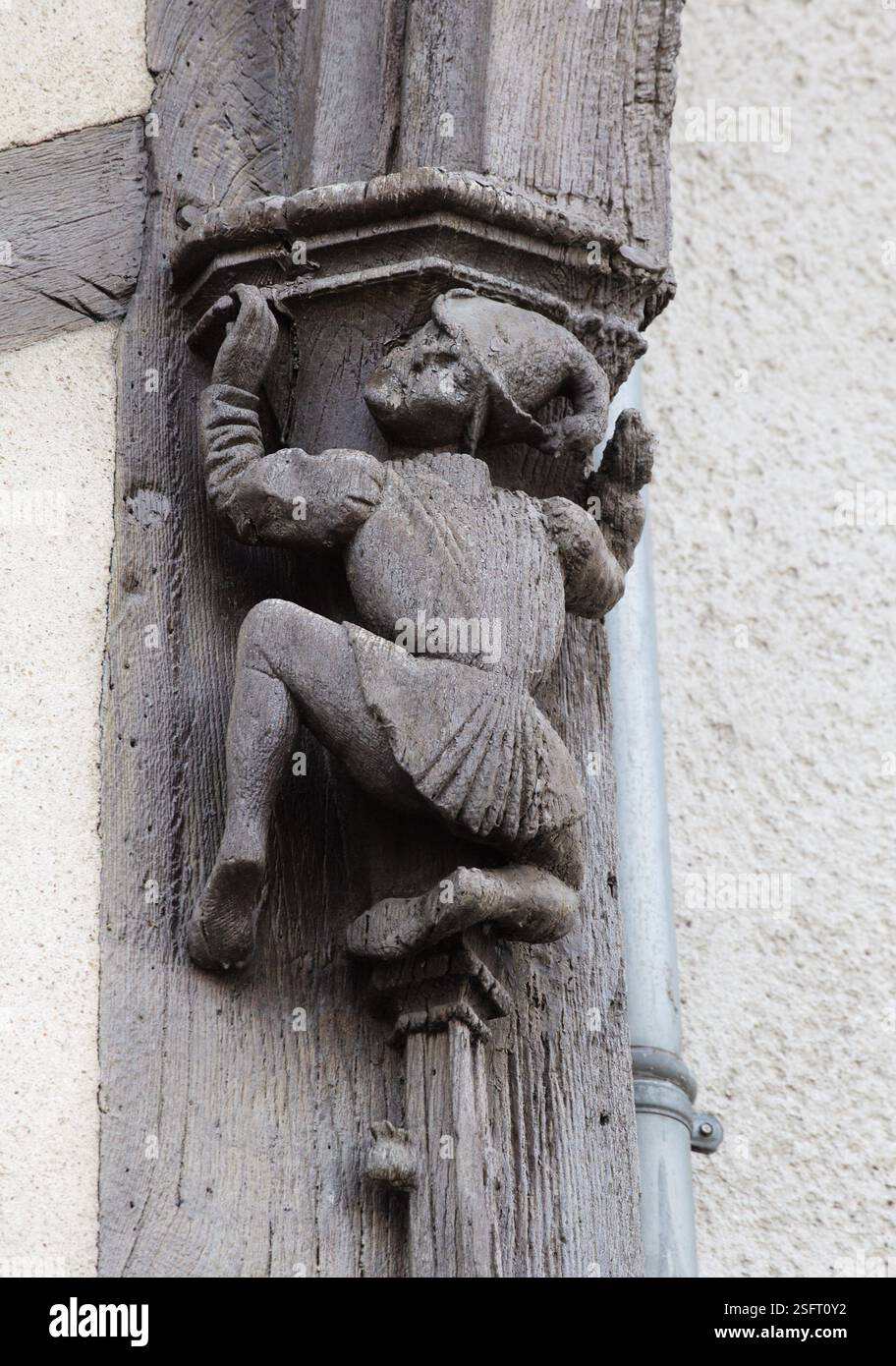 Una scultura in legno unica di una figura che sale su un pilastro adorna un edificio storico a Blois, in Francia. Foto Stock Una scultura in legno unica di una figura che sale su un pilastro adorna un edificio storico a Blois, in Francia. Foto Stock