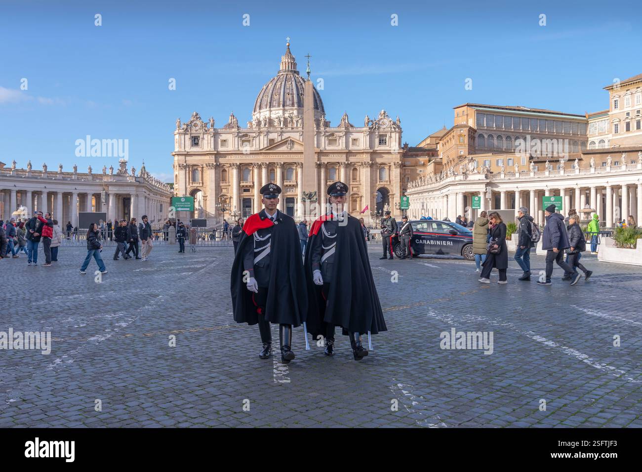 Due carabinieri di pattugliamento in Piazza San Pietro. Città del Vaticano. Roma. Foto Stock