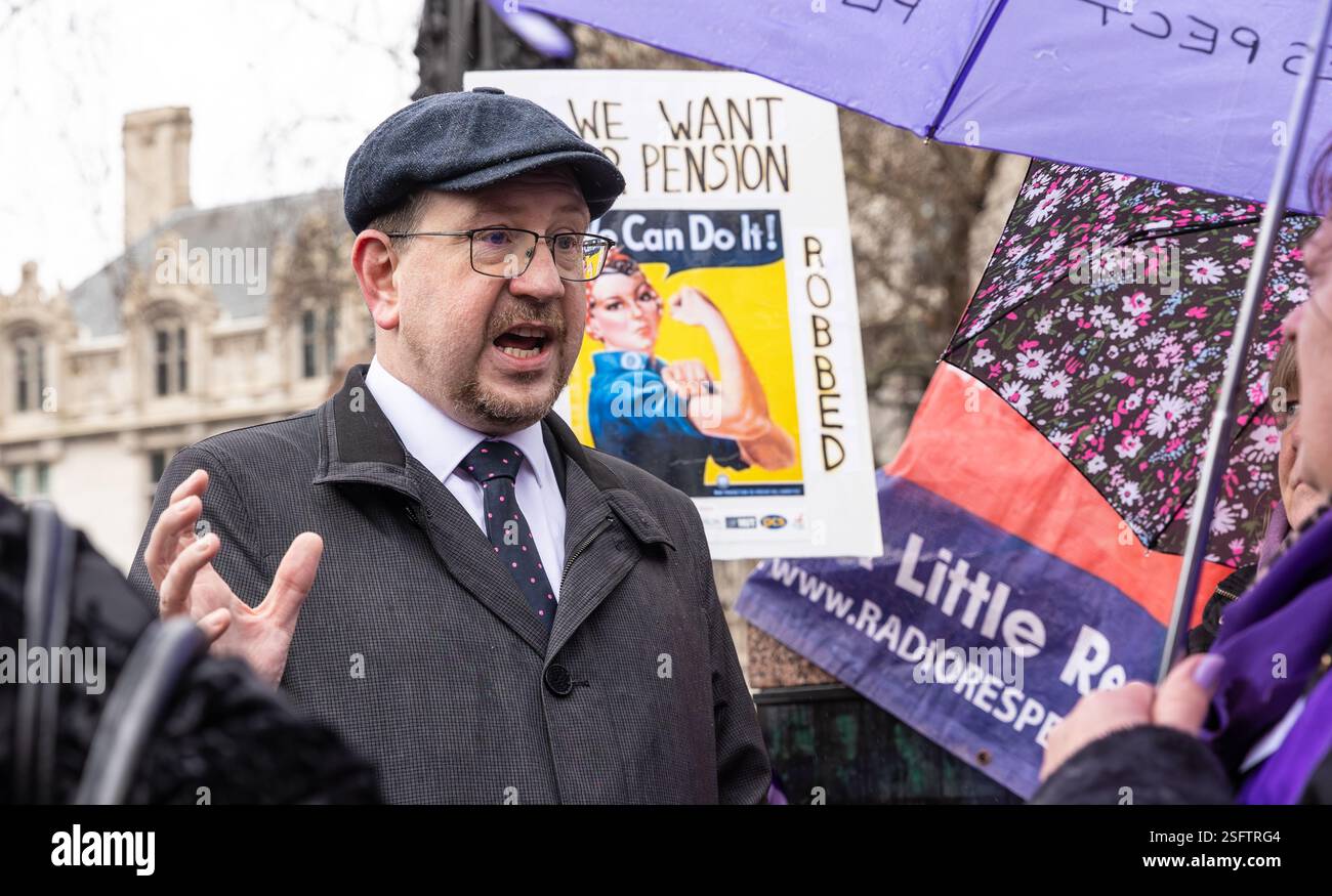 Westminster, Londra, Regno Unito 8 marzo 2023. Andrew Gwynne, deputato laburista per Gorton e Denton, che parla con le donne WASPI alla loro protesta. Il signor Gwynne lo era Foto Stock